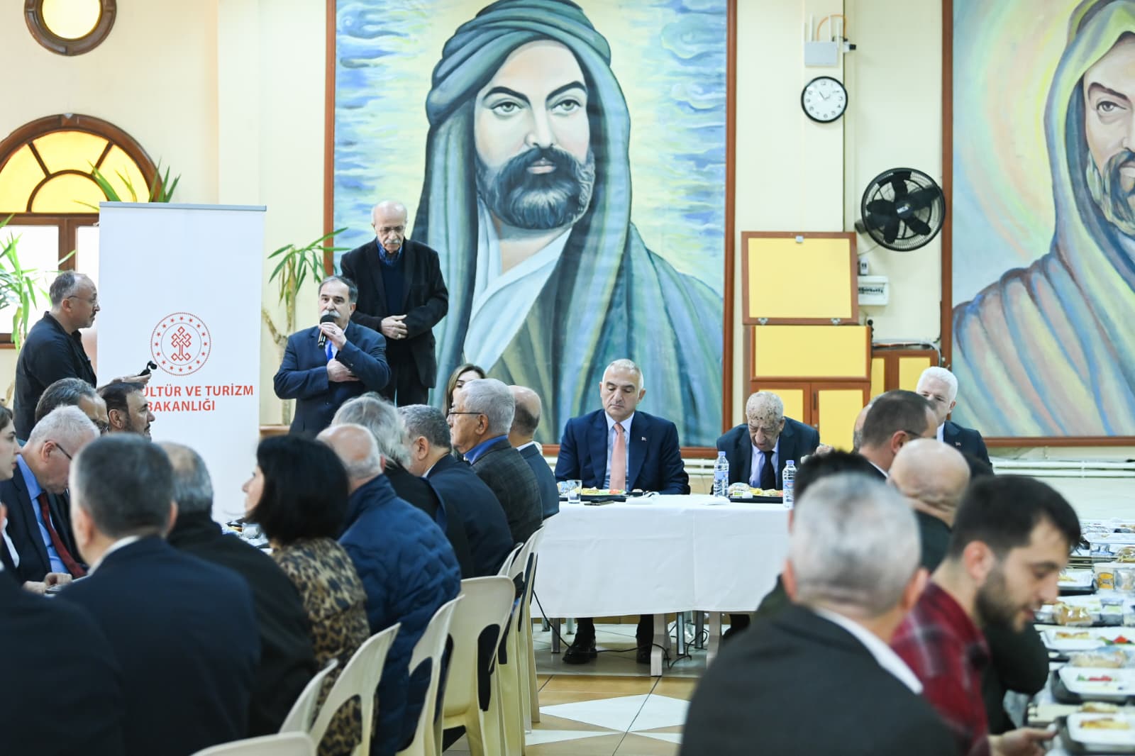 Cemevi içinde sohbet