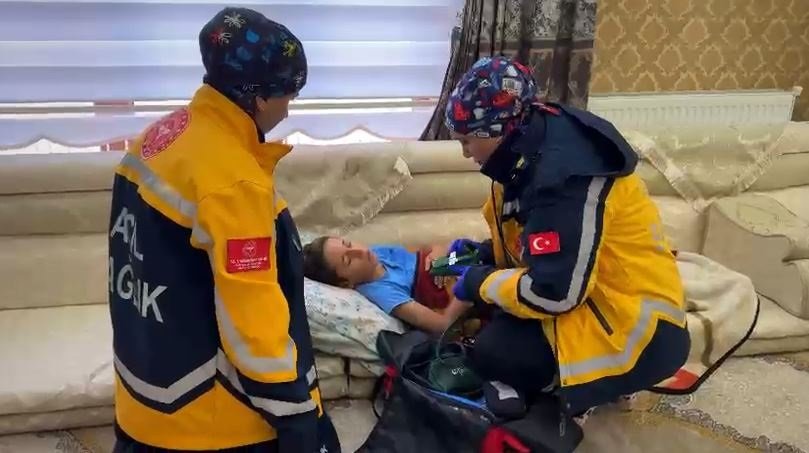 Sağlık ekipleri kar ambulansı