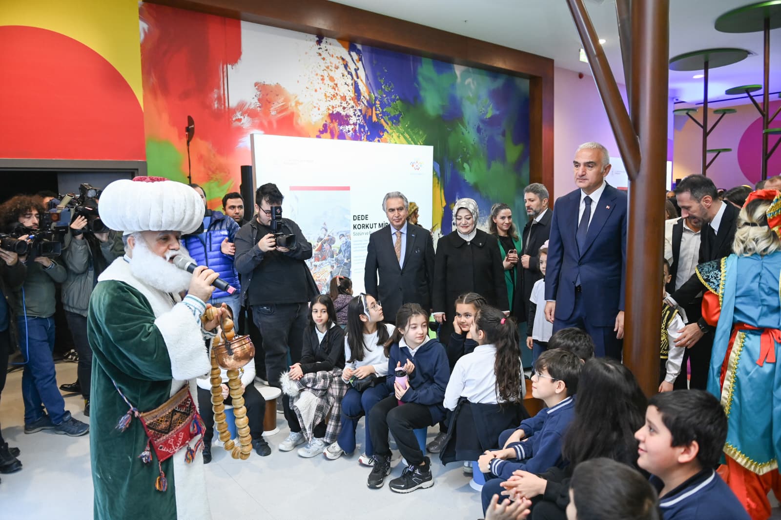 Bakan Ersoy öğrencilerle birlikte