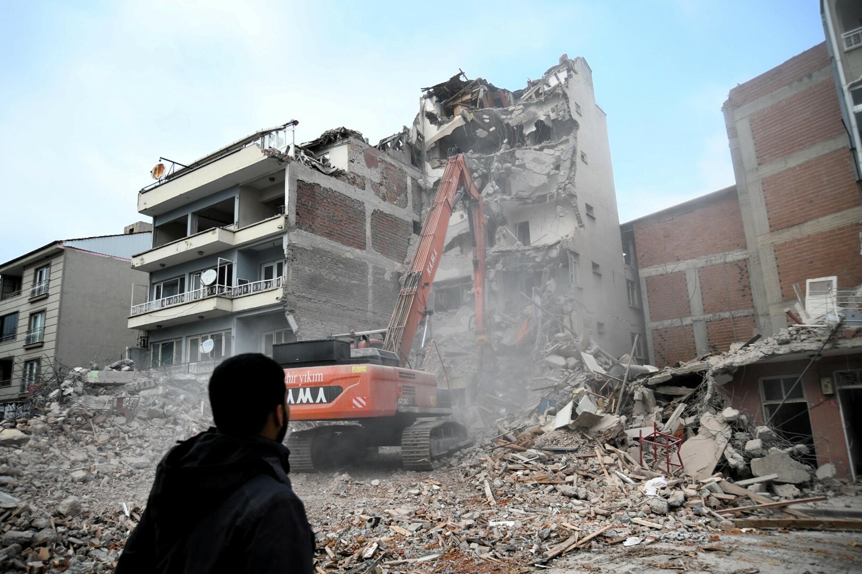 Sındırgı deprem yıkım çalışmaları