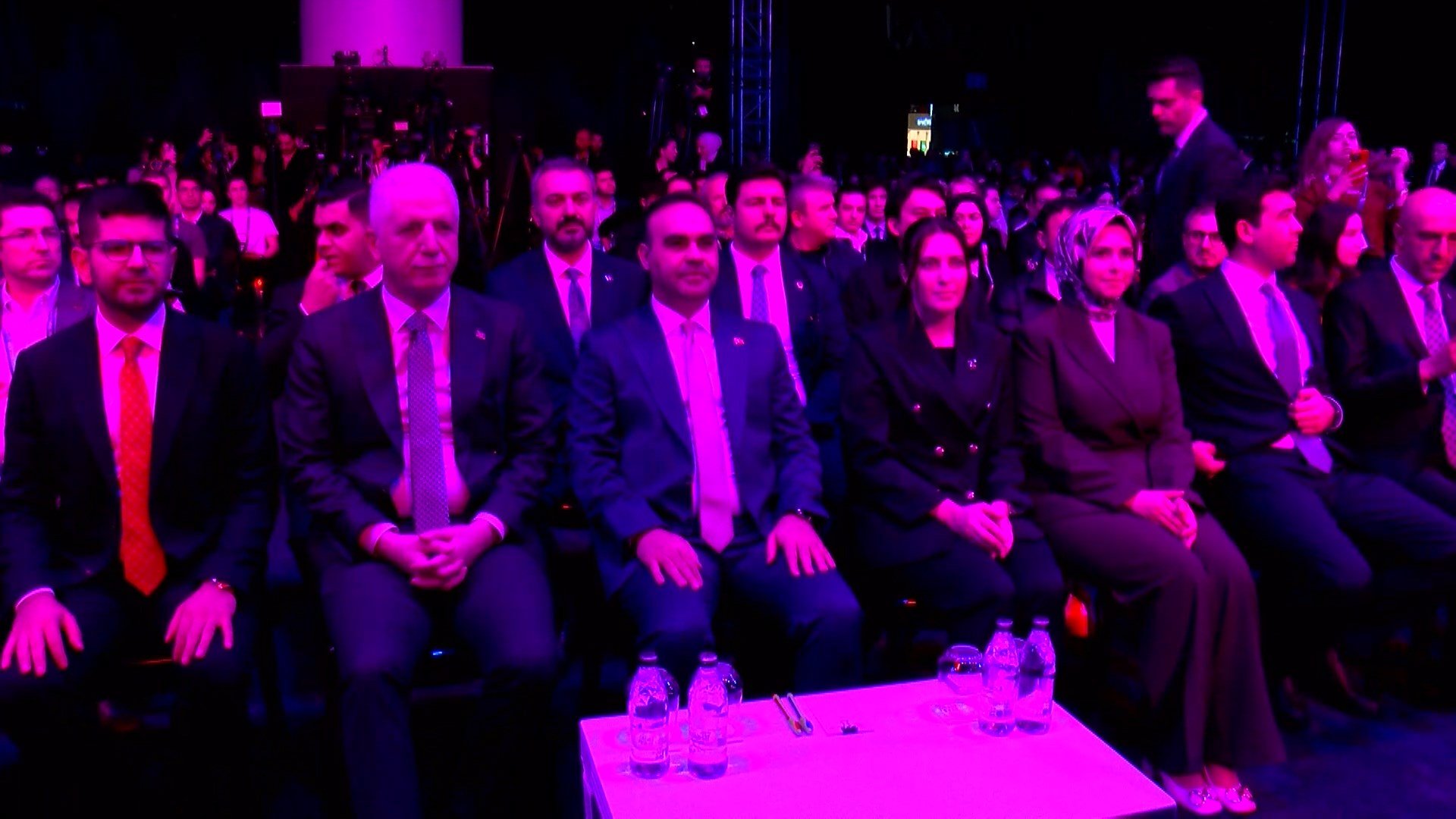 Bakan Kacır fuar stantlarını geziyor