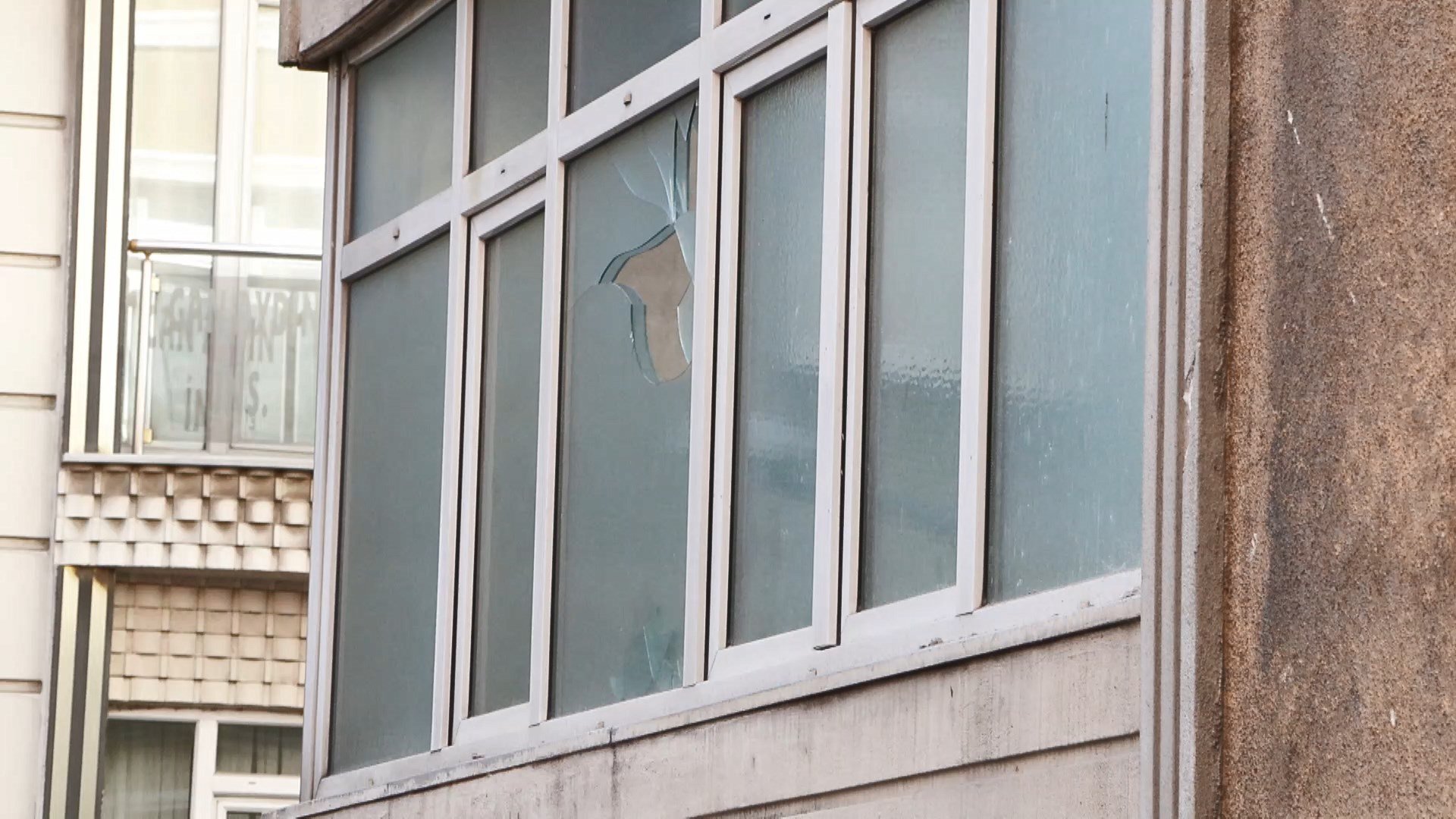 Sultangazi apartman duvar çatlakları detay