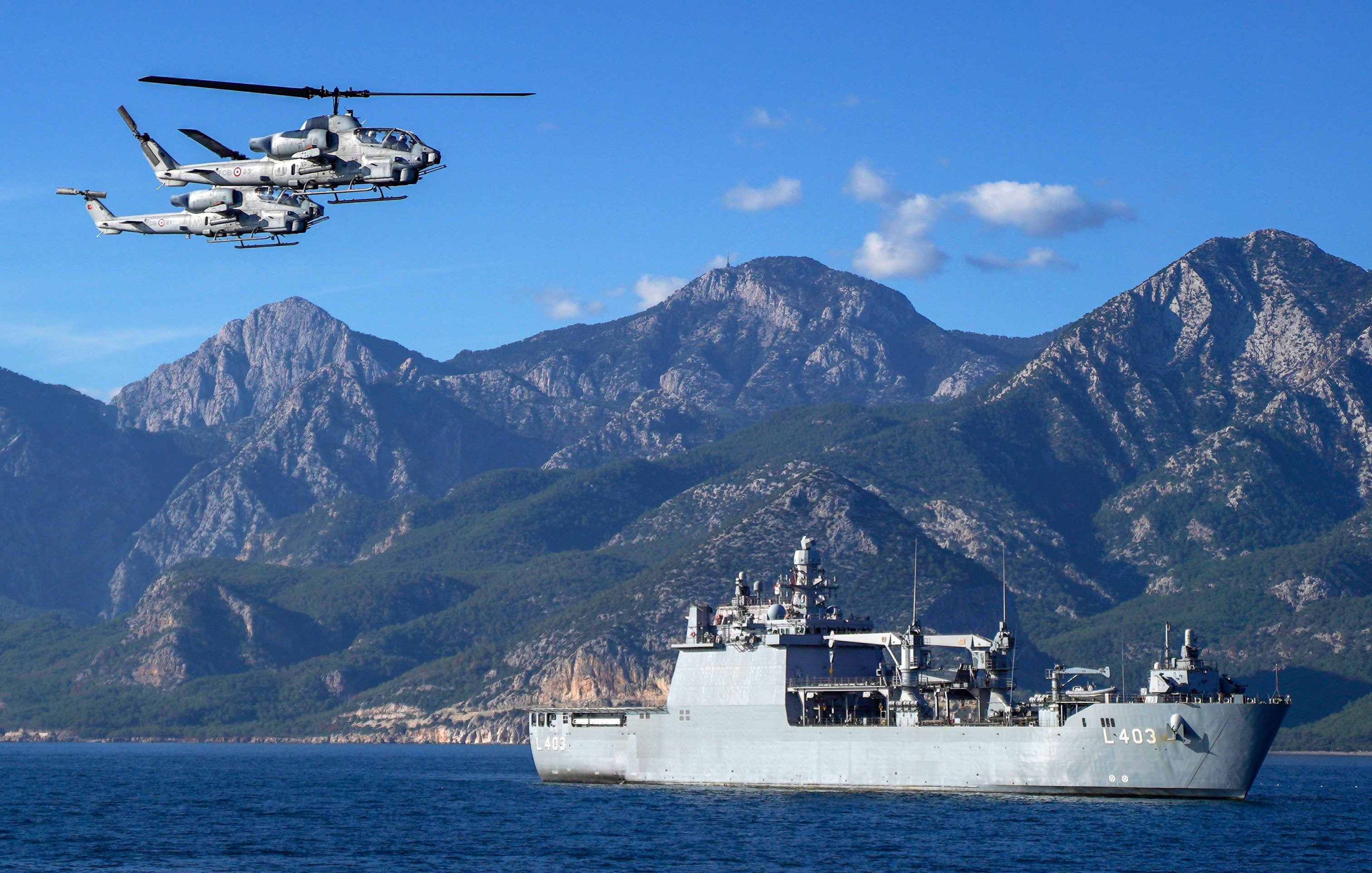 Türk ve Azerbaycan Bayrakları