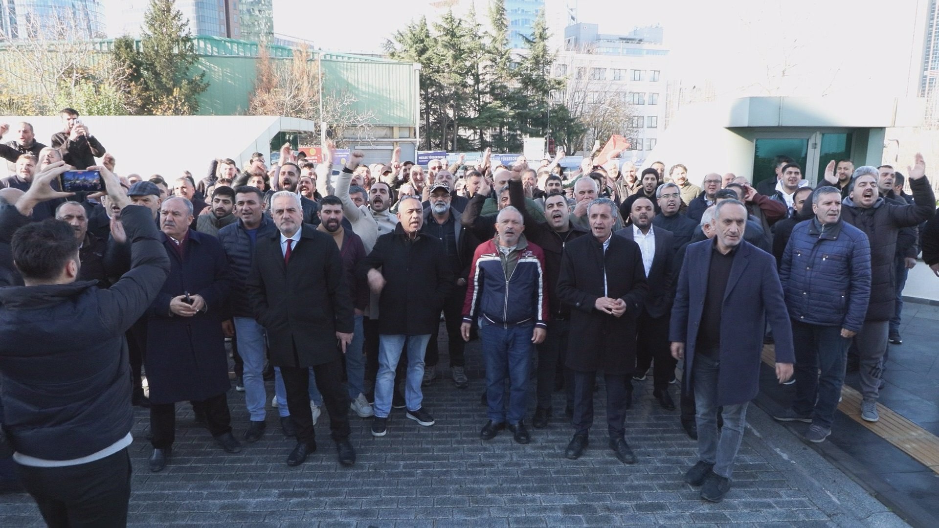 Sarıyer Belediyesi önünde eylem yapan pazarcı esnafı