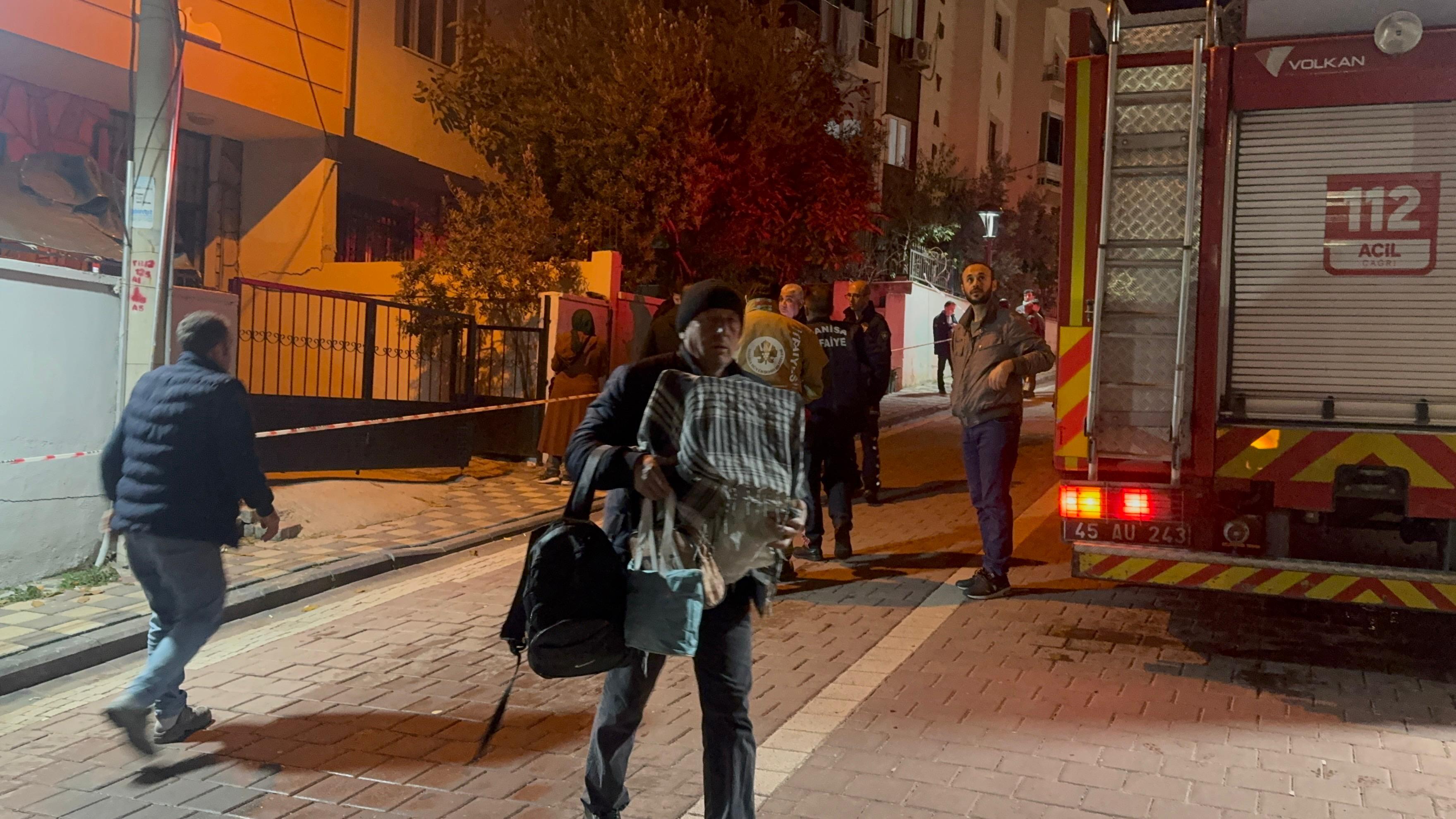 Tahliye edilen binalar ve çatlaklar