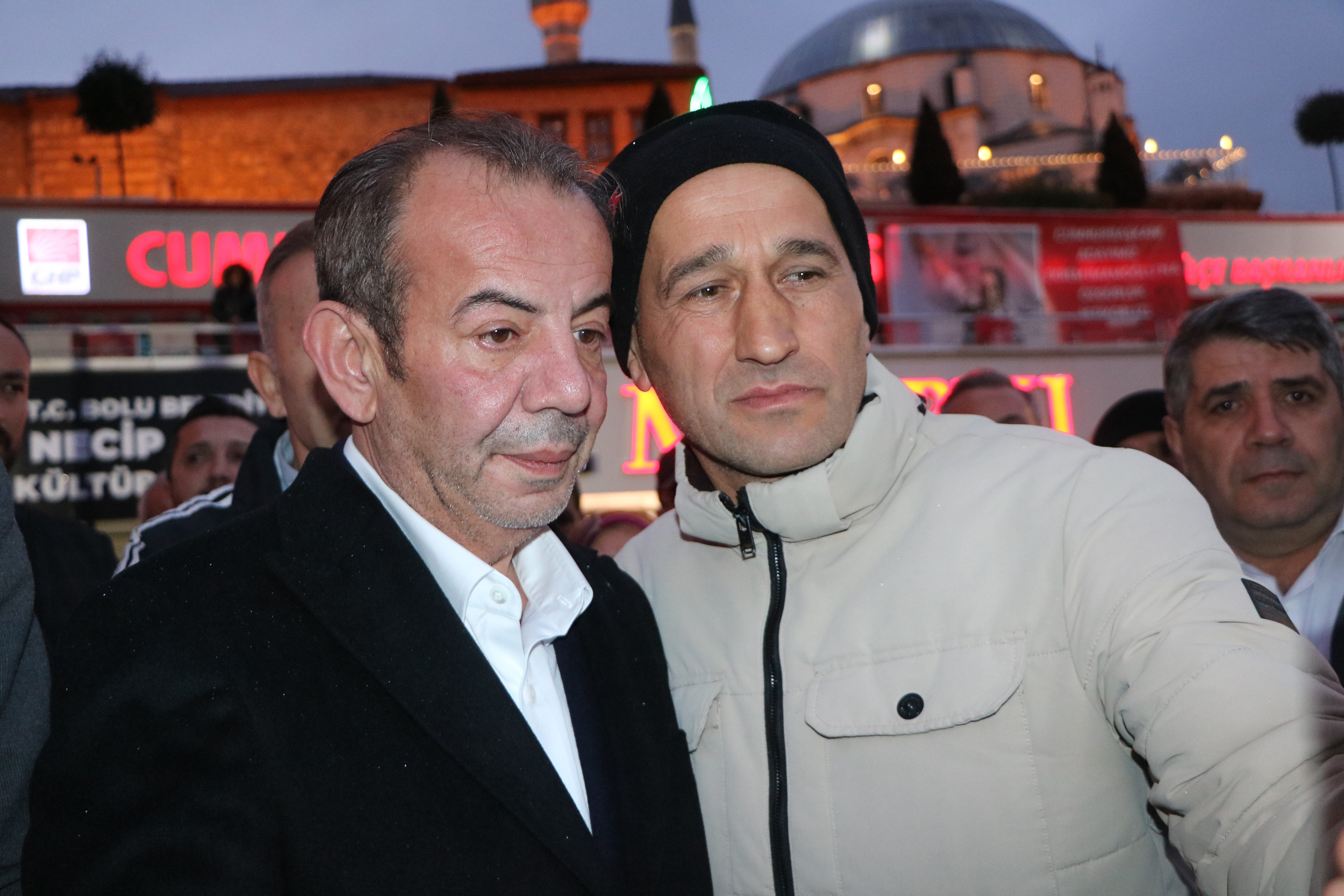 Tanju Özcan dualarla uğurlanıyor