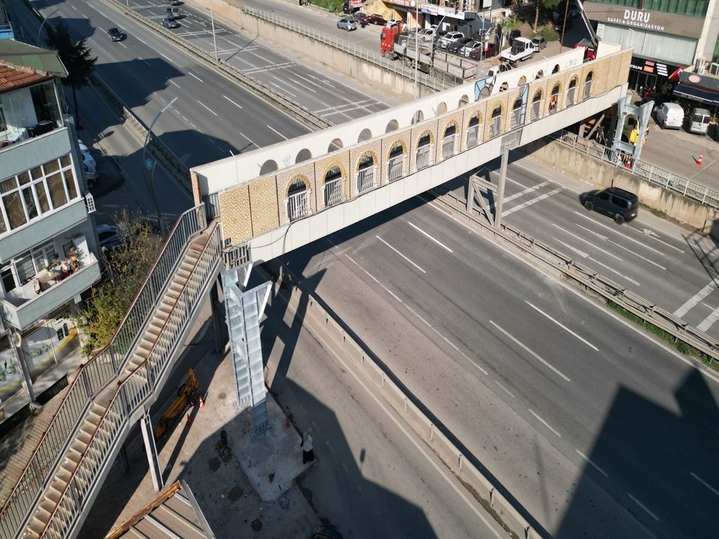 Körfez D-100 karayolu üst geçit