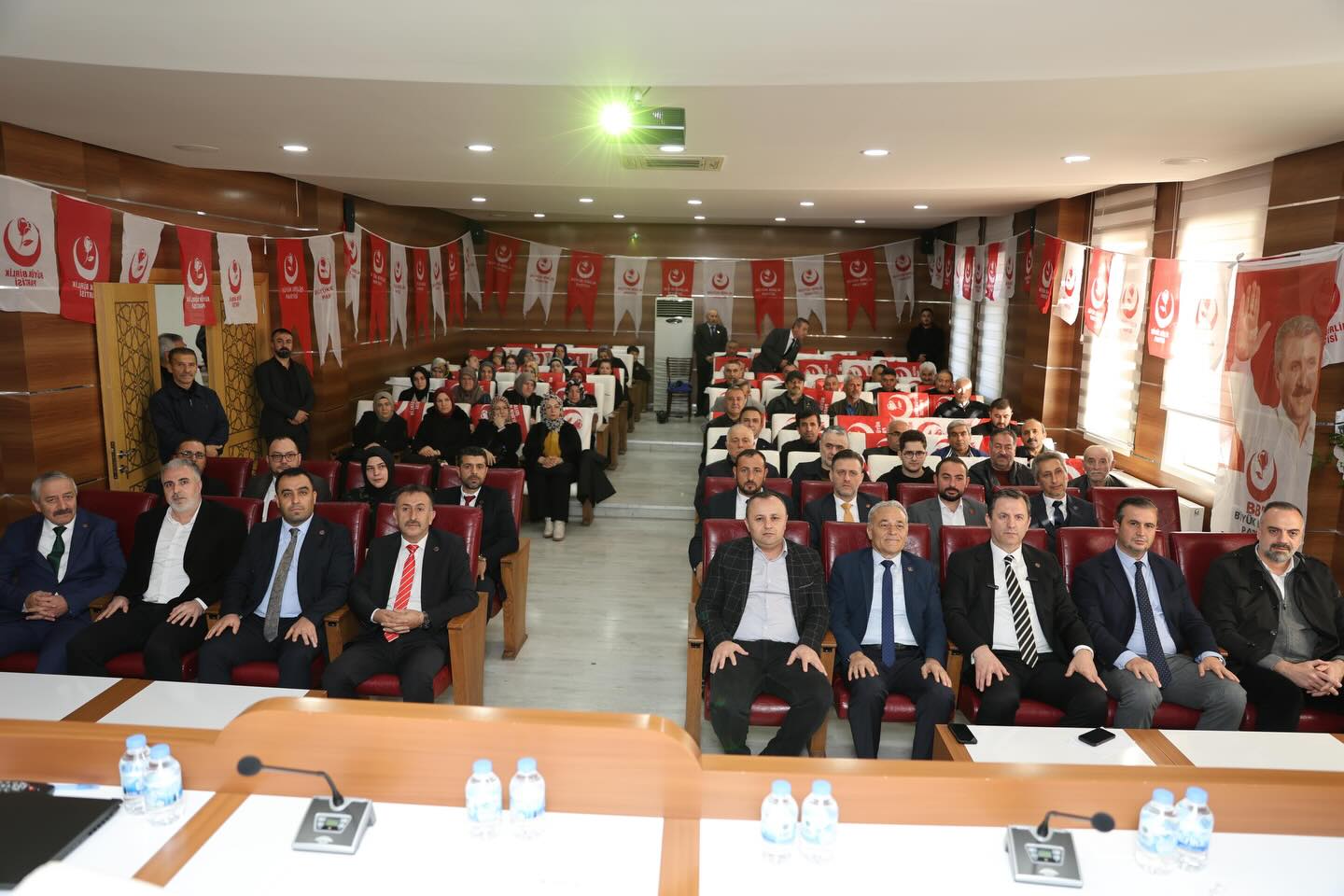 Türker Yörükçüoğlu konuşma yapıyor