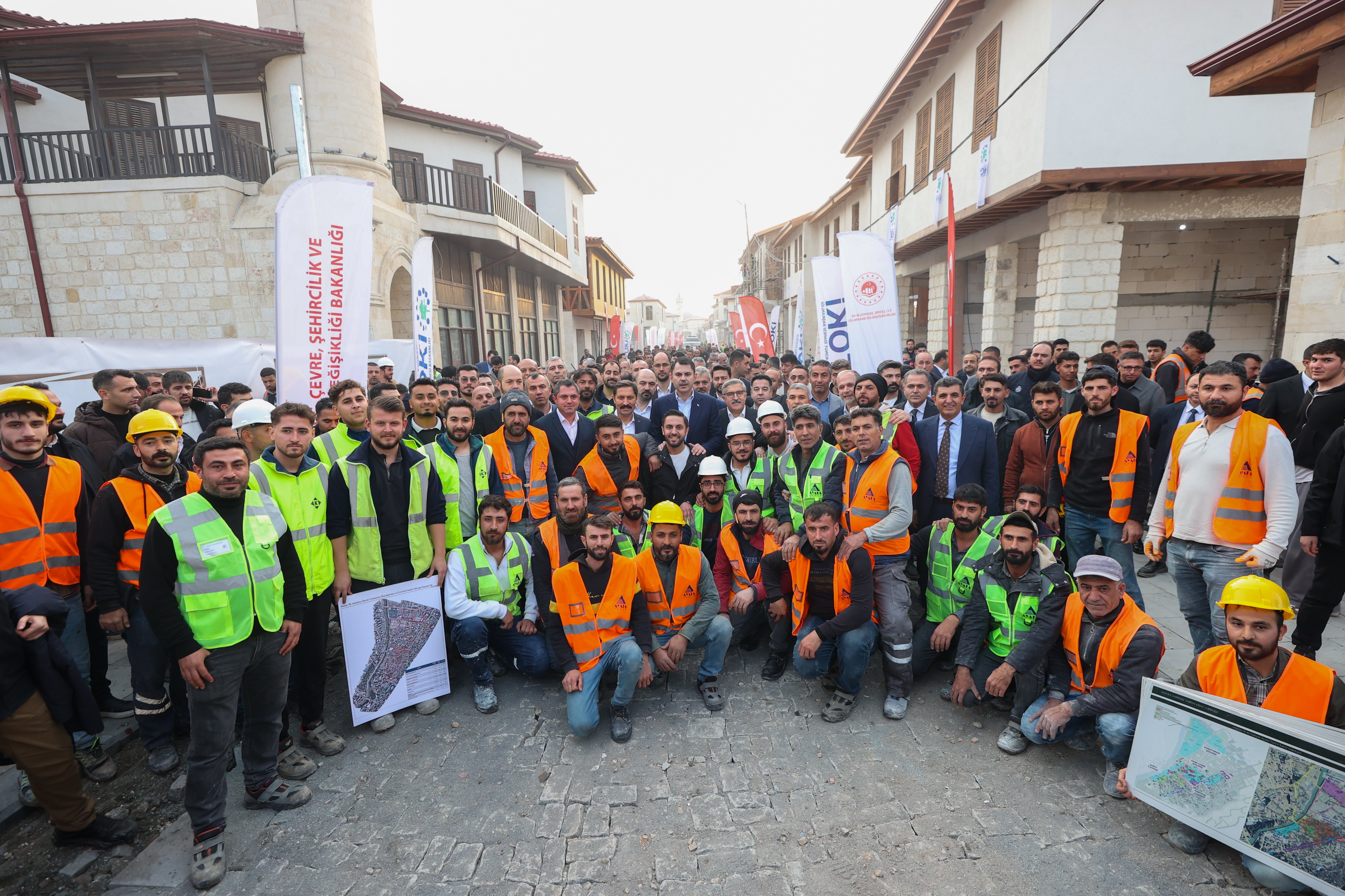 Bakan Kurum şantiye incelemesi