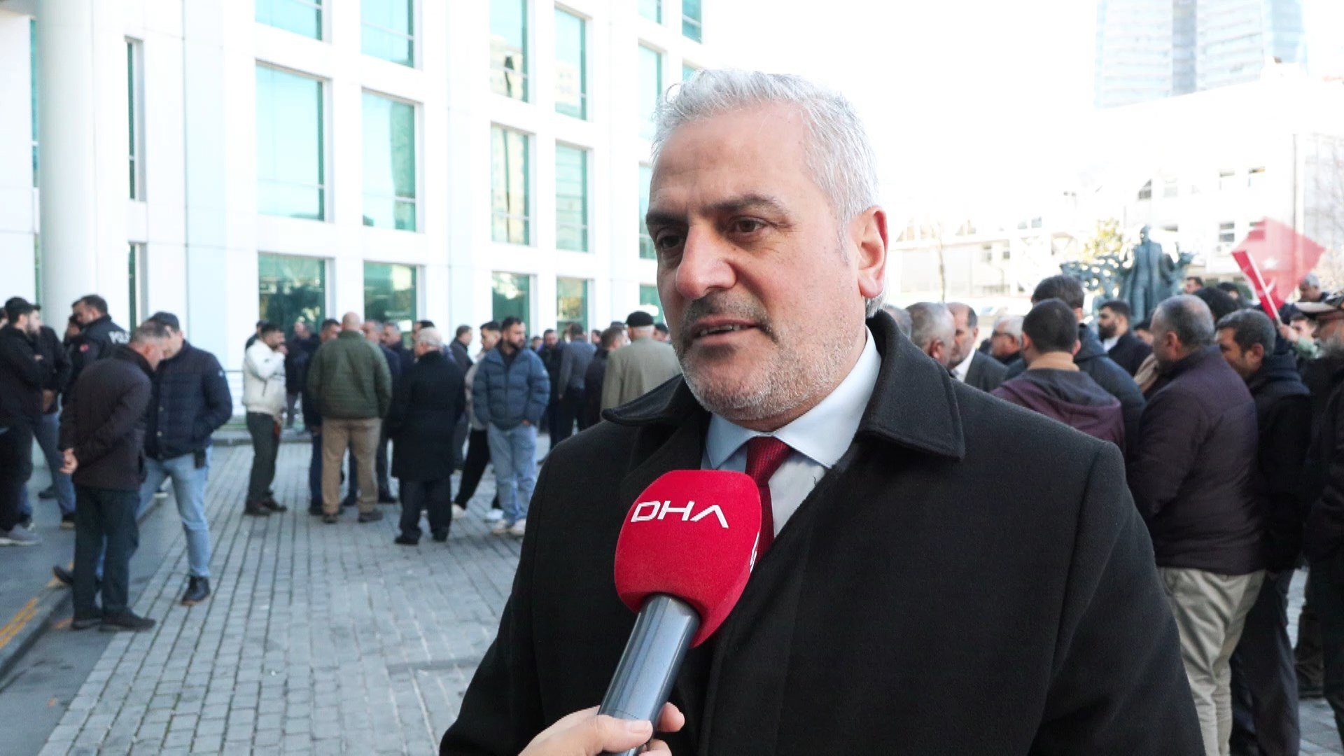 Pazarda meyve tezgahı işleten esnaf Muhammed Karadamar