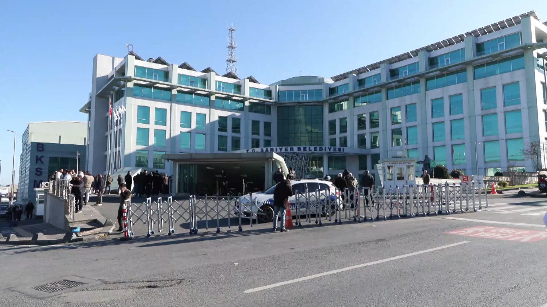 Pazarcı esnafı slogan atıyor