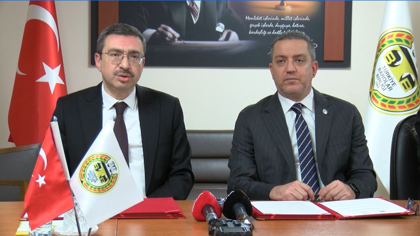 SPK Başkanı İbrahim Ömer Gönül ve TBB Başkanı Erinç Sağkan protokol imzalıyor