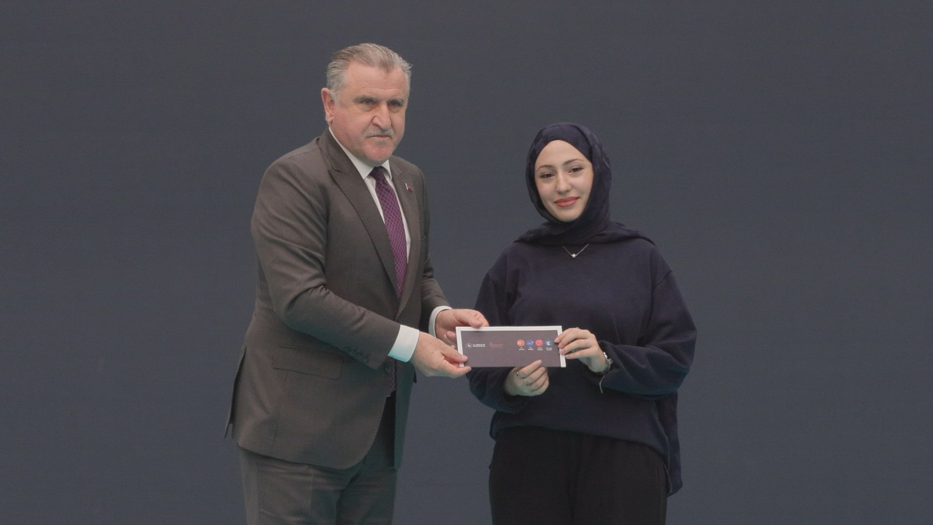 Gençlik ve Spor Bakanı Osman Aşkın Bak gençlere hitap ediyor