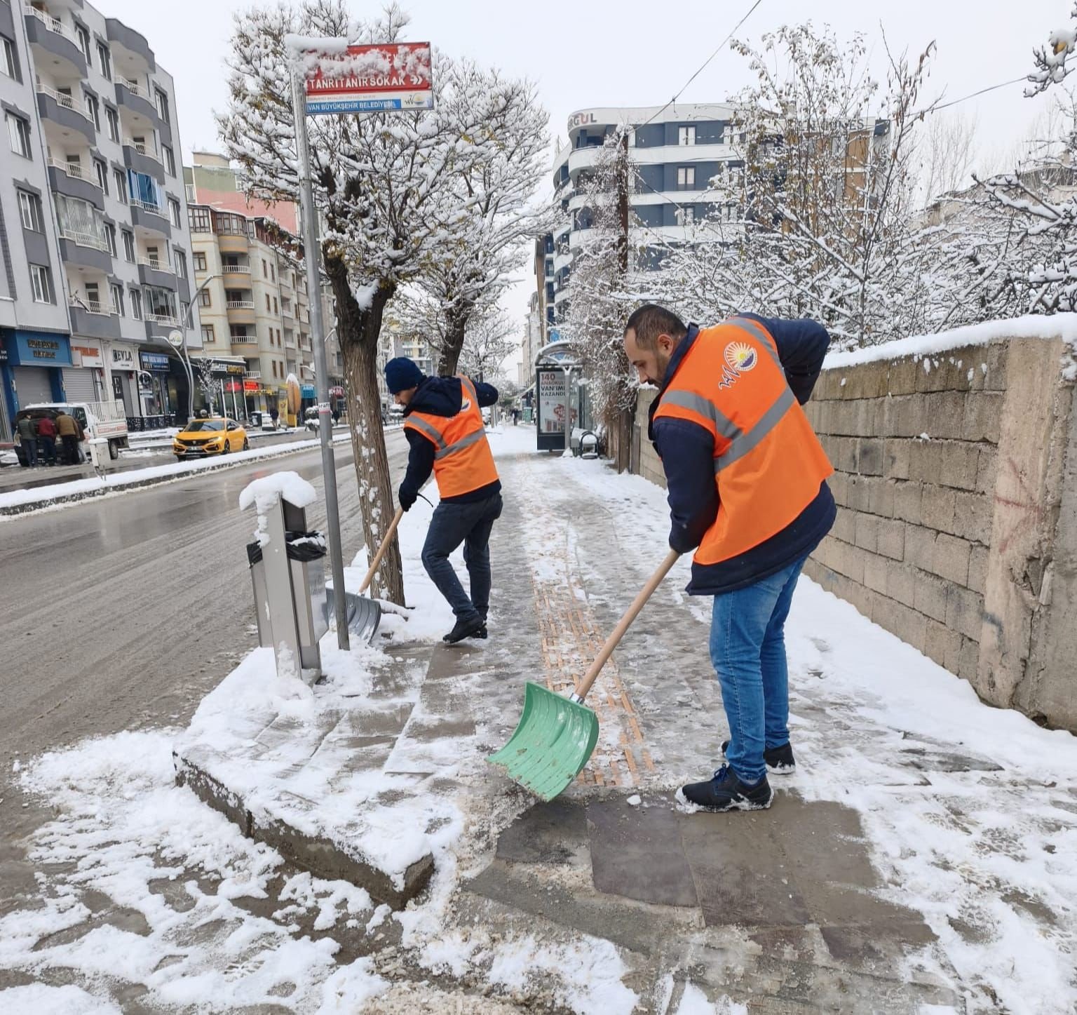 Van belediye ekipleri kar temizliği