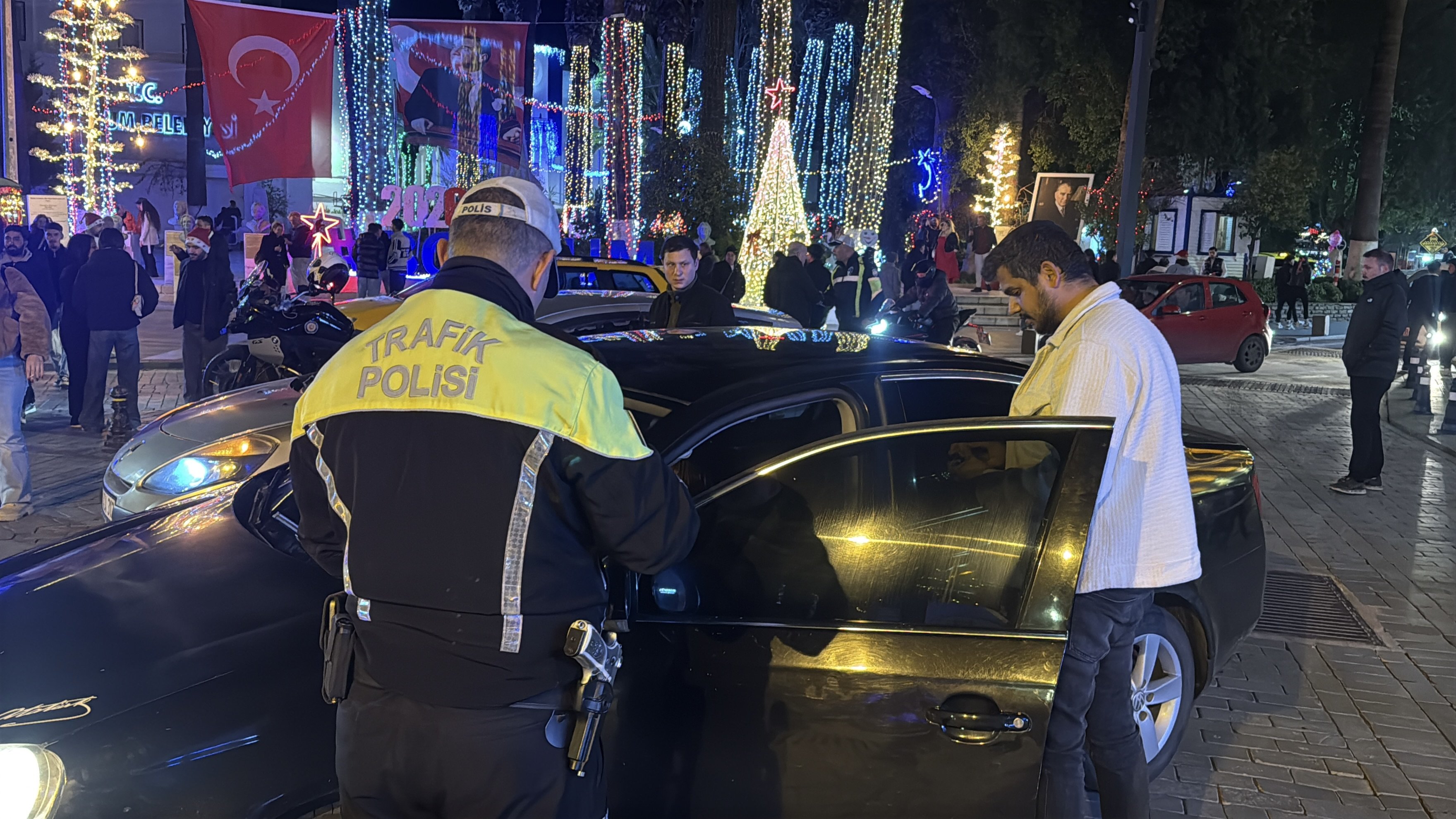 Araç çekiciyle kaldırılıyor