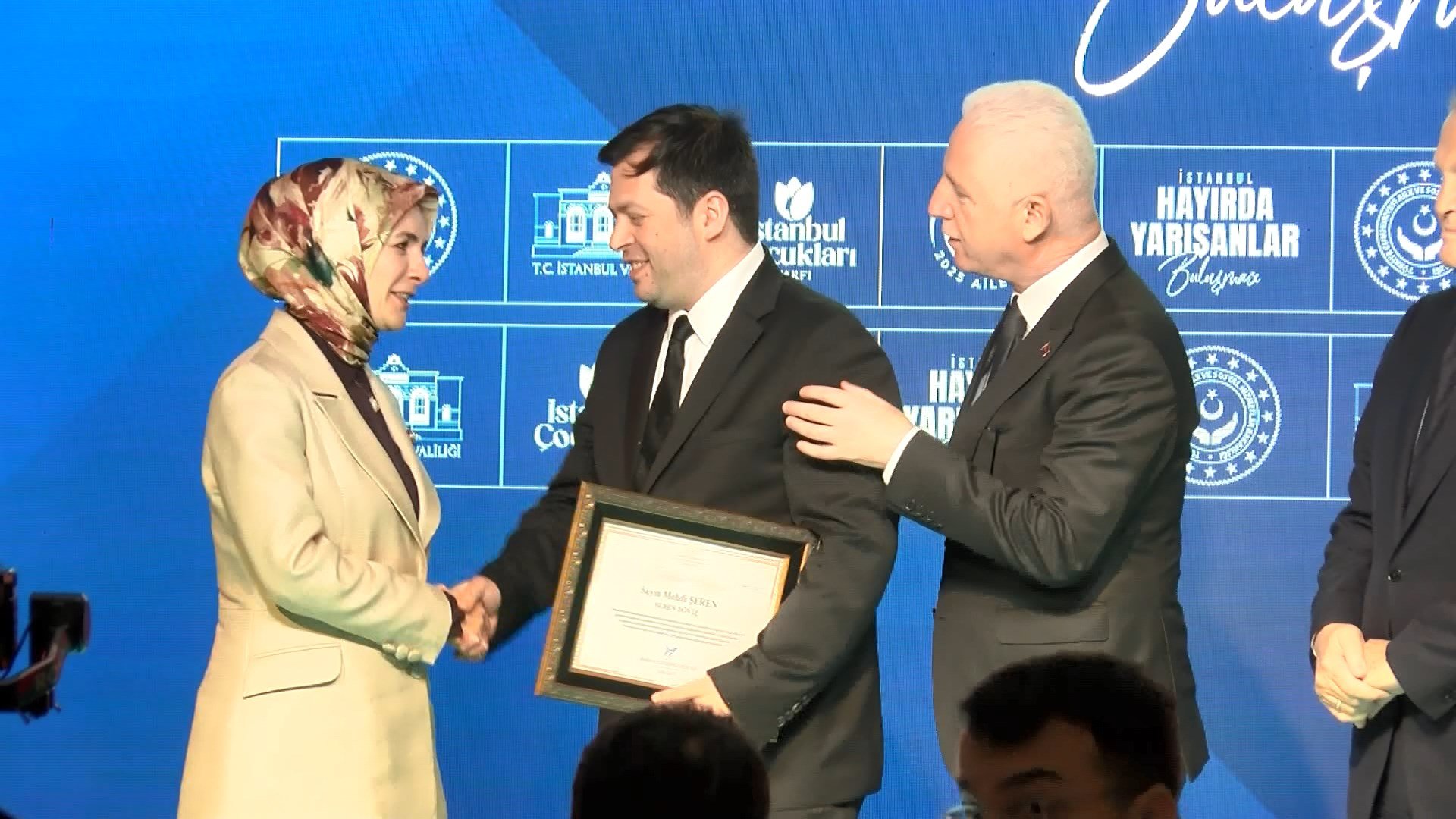 Bakan Göktaş ve Vali Gül teşekkür belgesi takdim ediyor