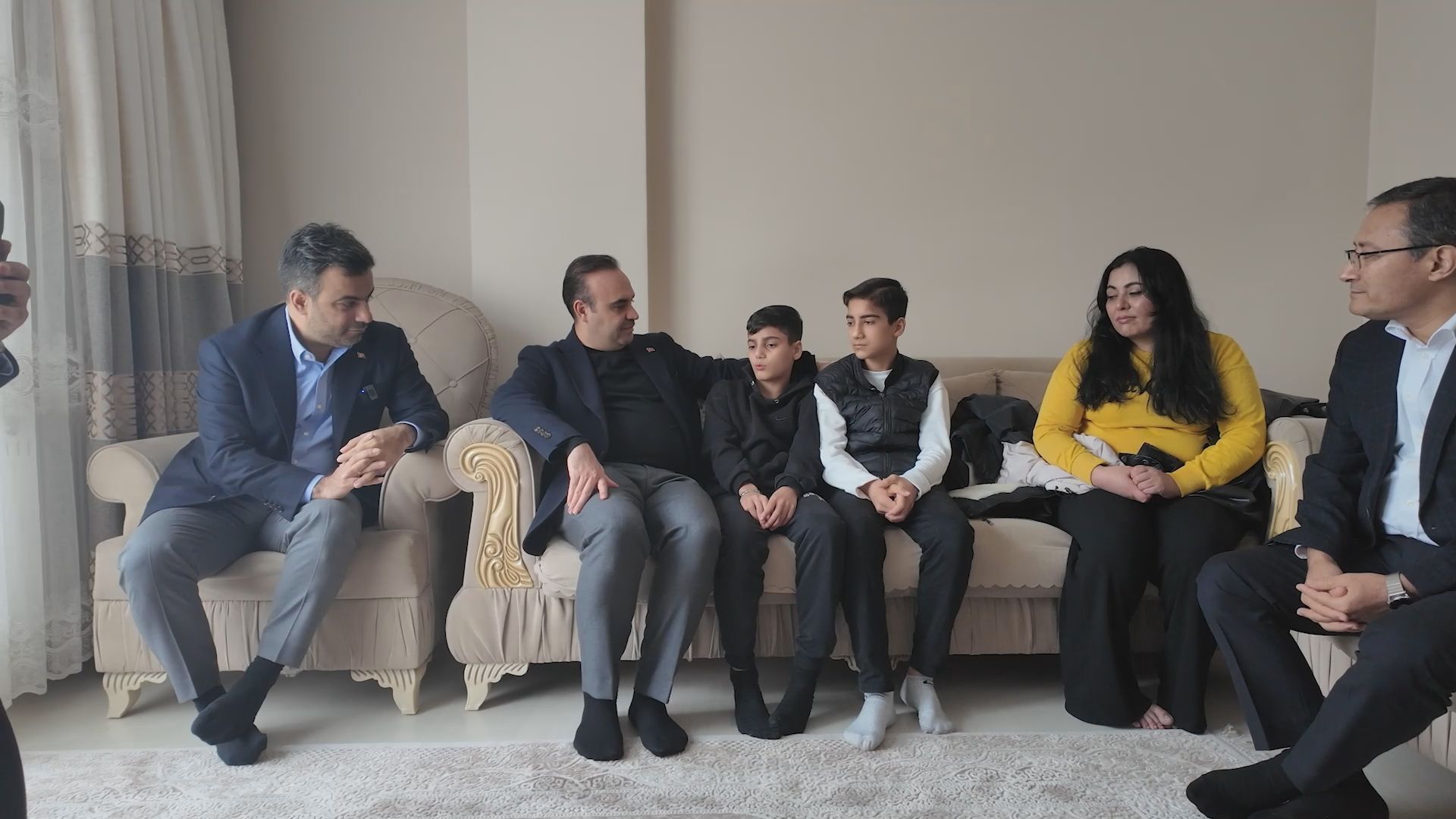 Bakan Mehmet Fatih Kacır çocukları ziyaret ediyor