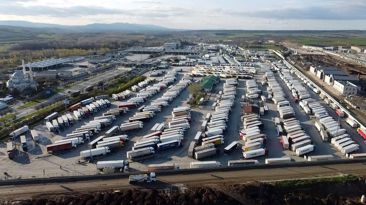 Sınır Kapısı Bekleyen TIRlar