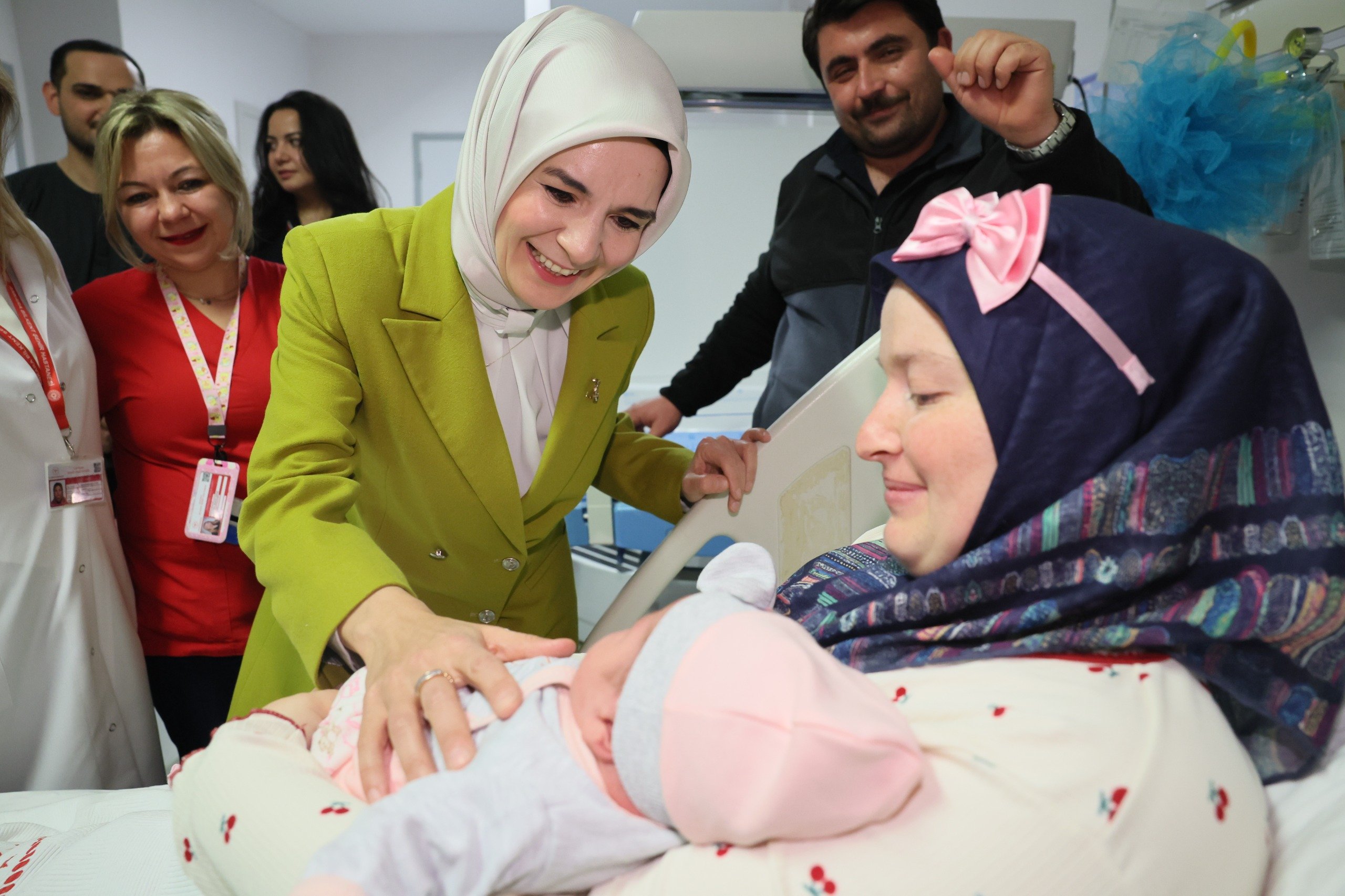 Bakan Mahinur Özdemir Göktaş bebek ziyareti