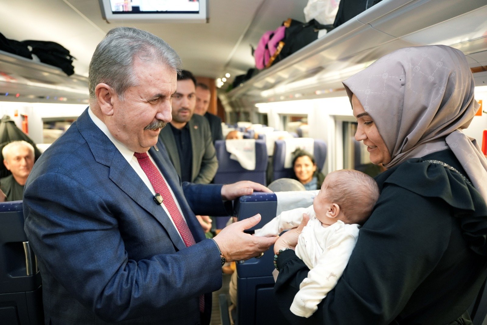 YHT yolcuları Destici ile fotoğraf