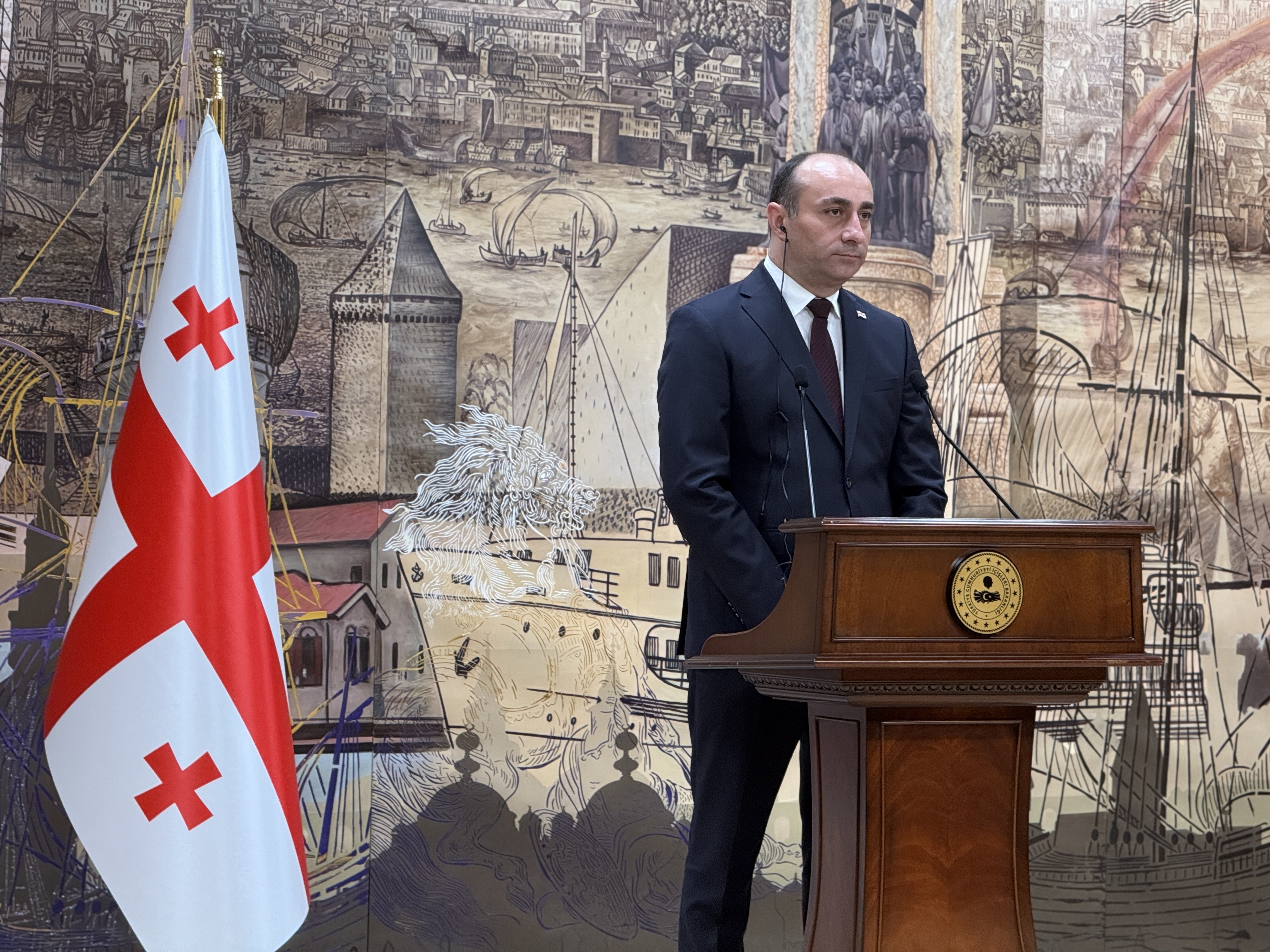 Bakanlar Yerlikaya ve Geladze tokalaşıyor