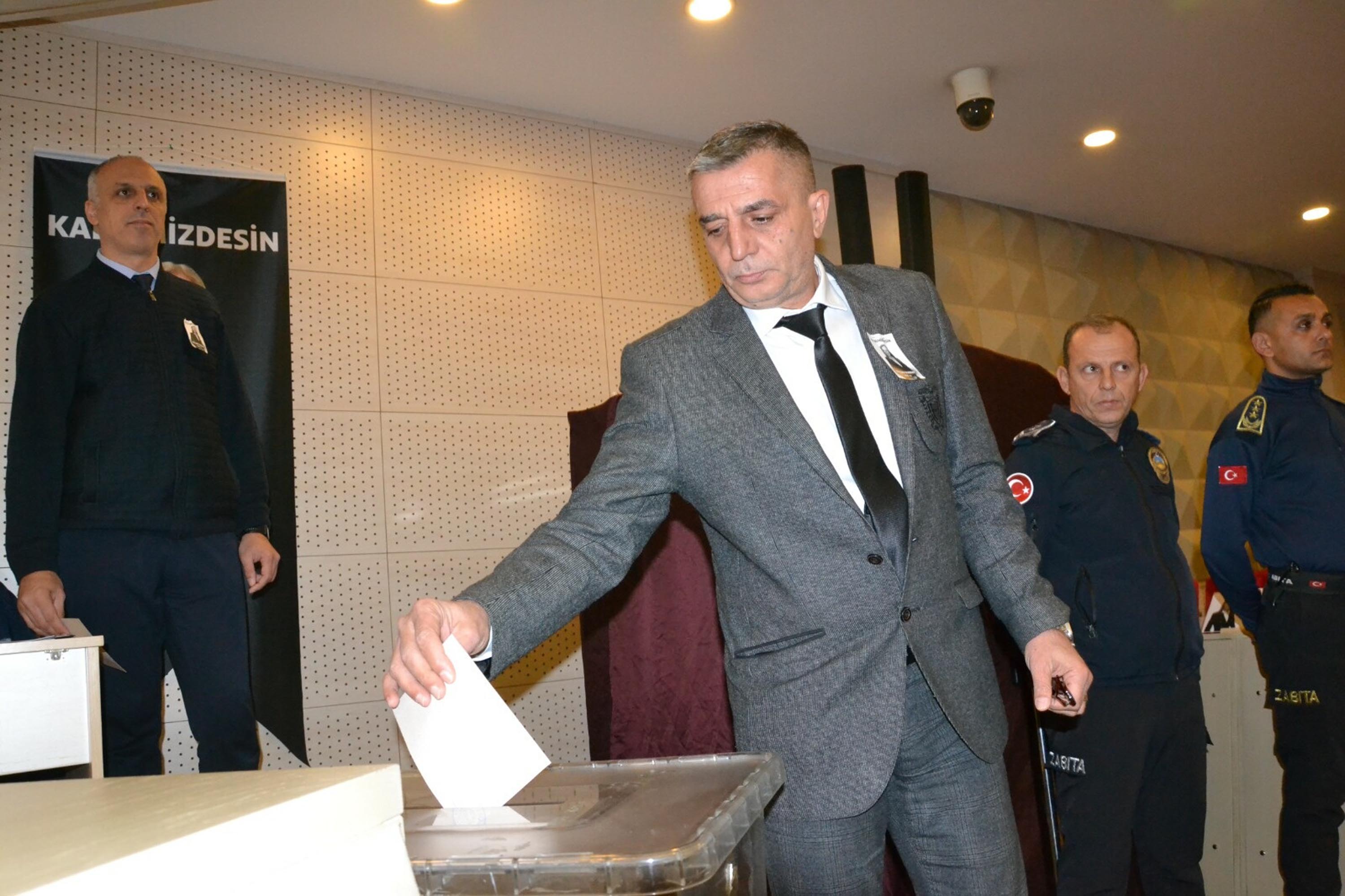 Yenal Yıldırım adaylığını açıklıyor