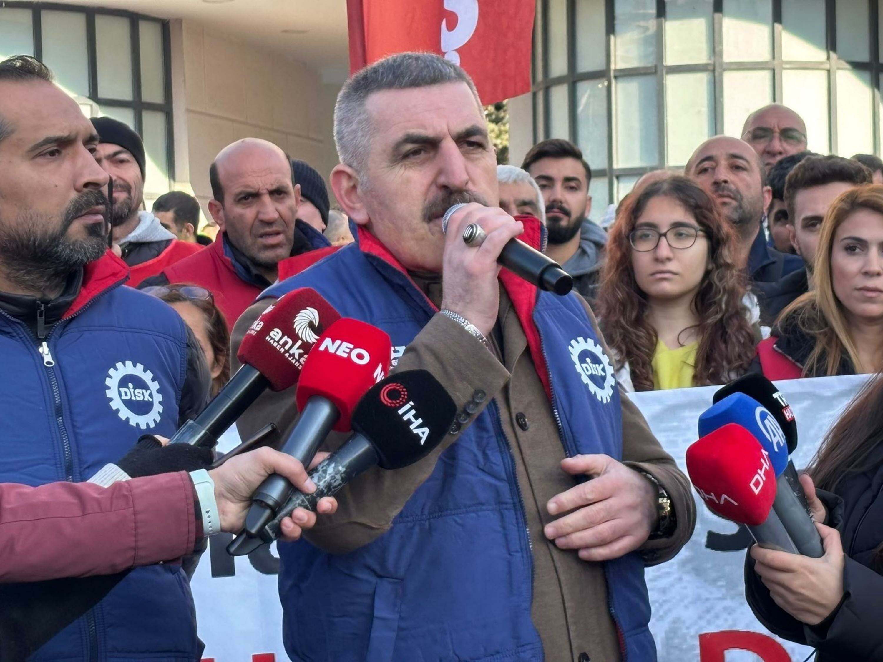 İzmir Büyükşehir Belediyesi işçileri eylemde pankart taşıyor