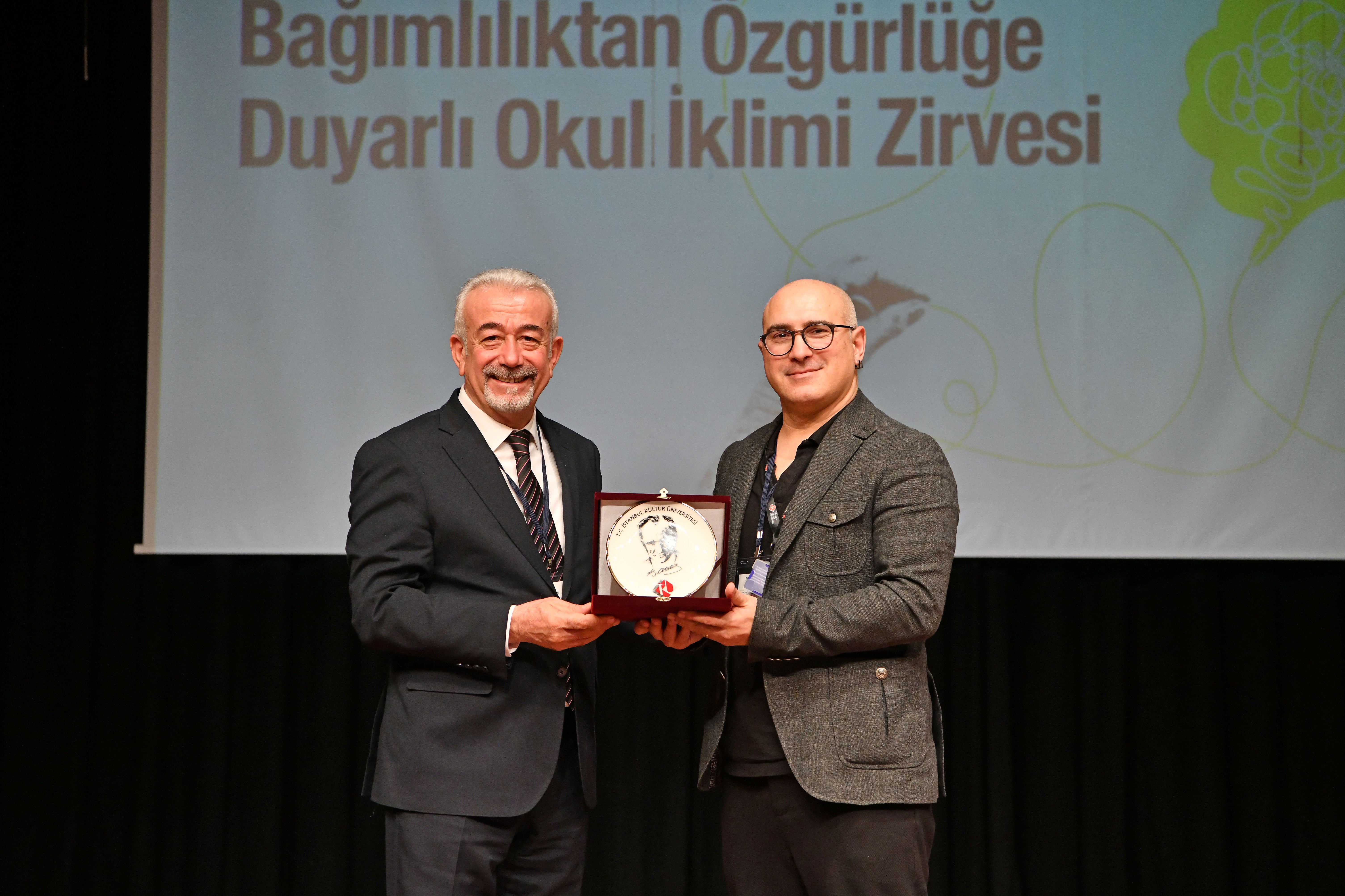 Bağımlılıktan Özgürlüğe Duyarlı Okul İklimi Zirvesi katılımcıları