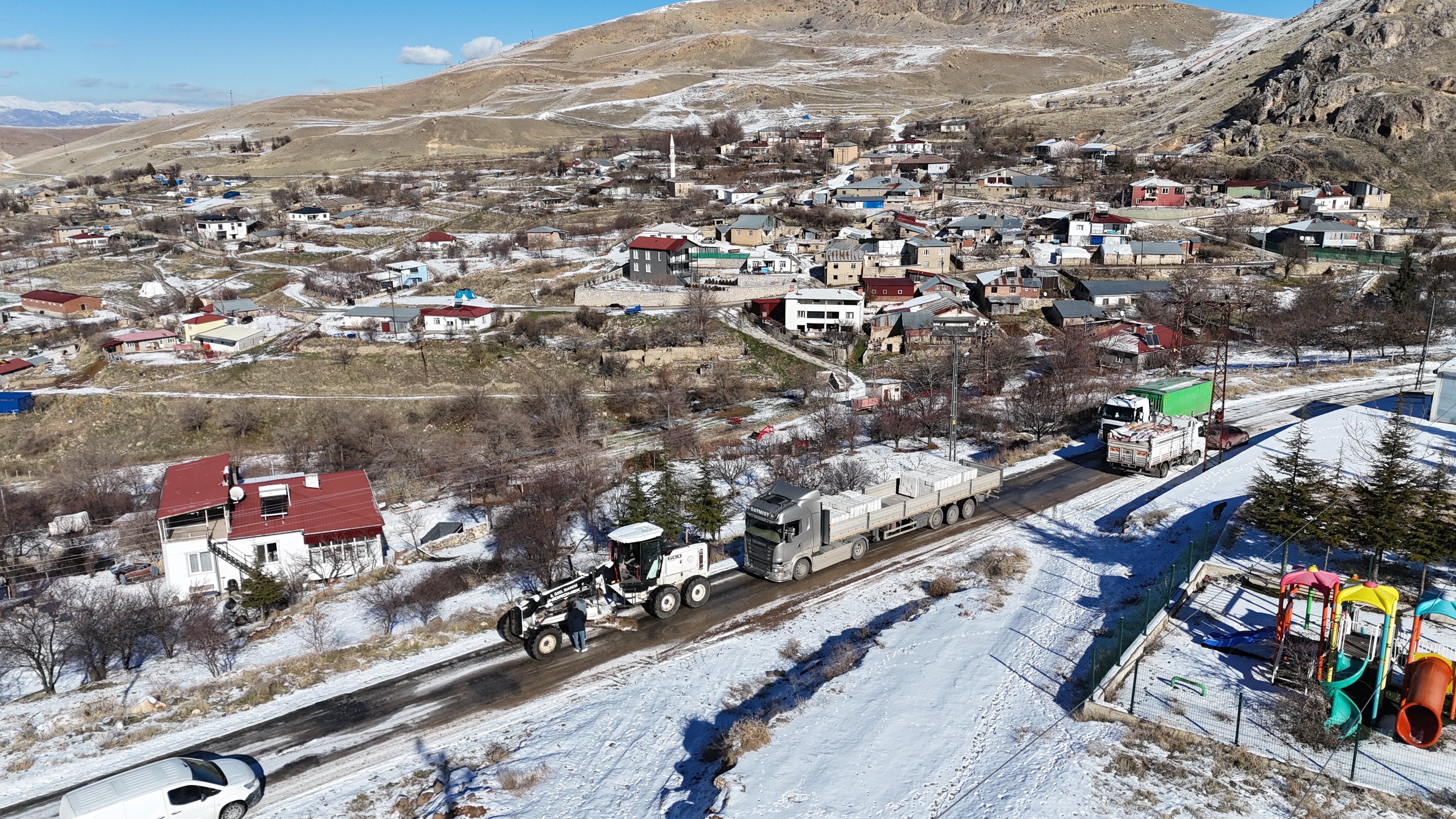 Elazığda mahsur kalan TIR kurtarıldı