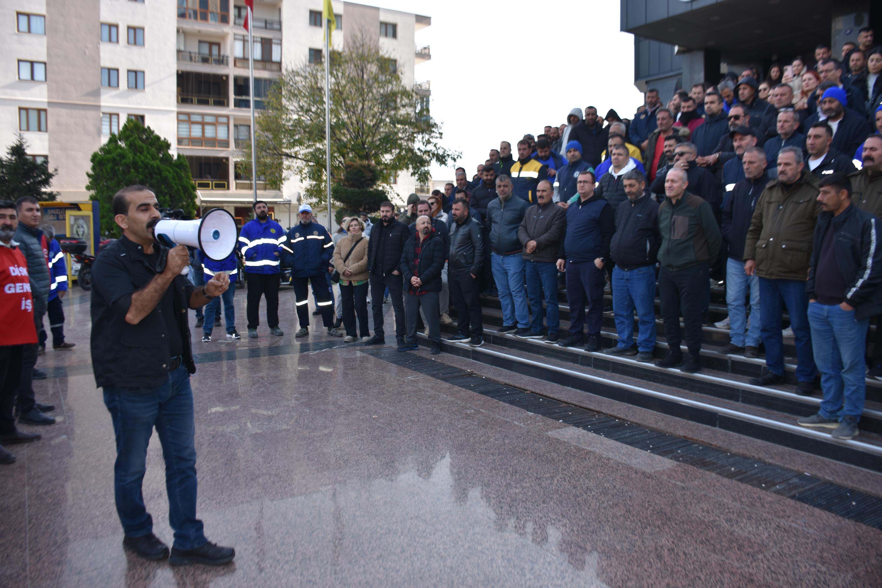 Buca Belediyesi işçileri iş bırakma eylemi