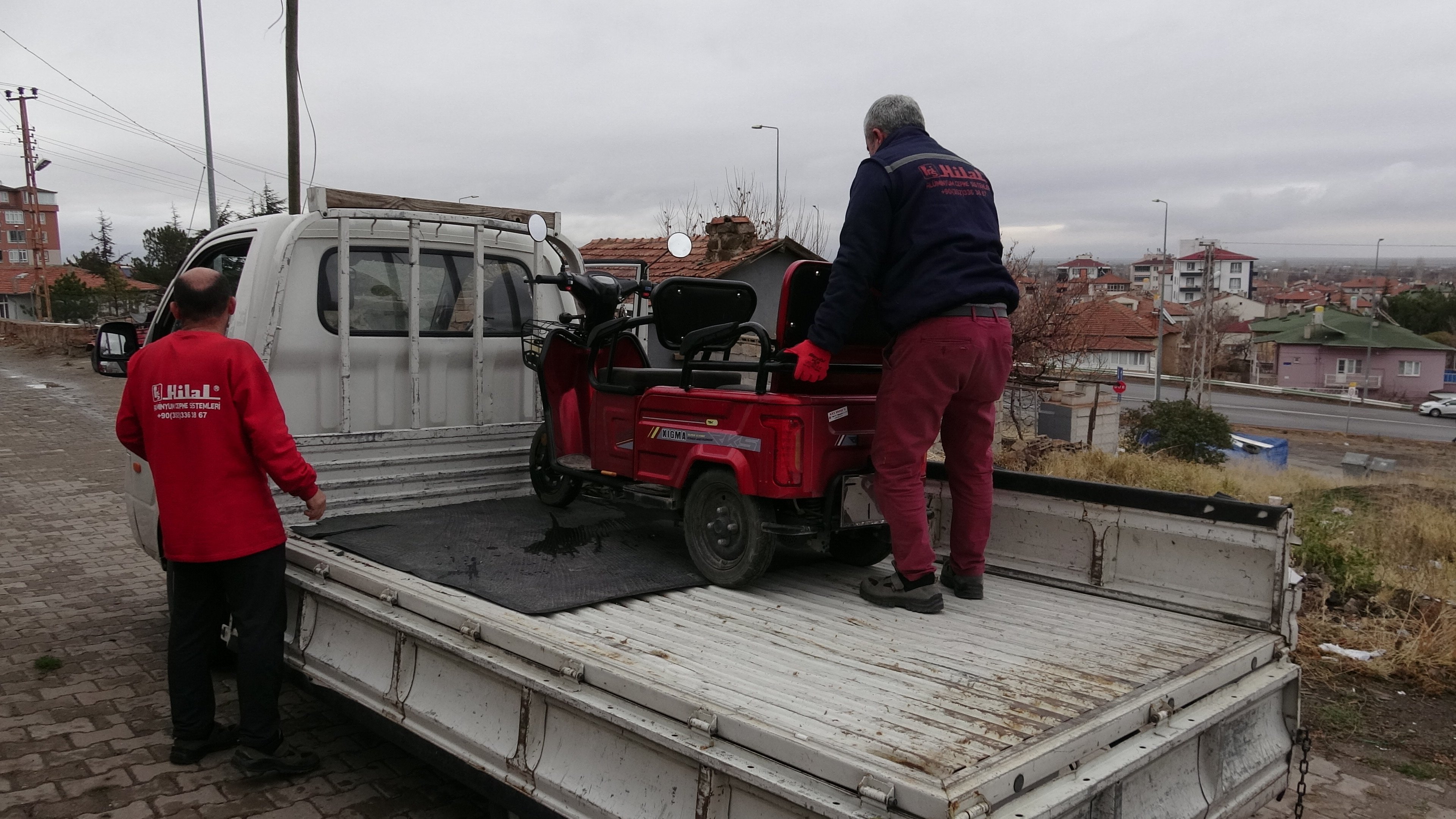 Kapalı motosiklet ile çift