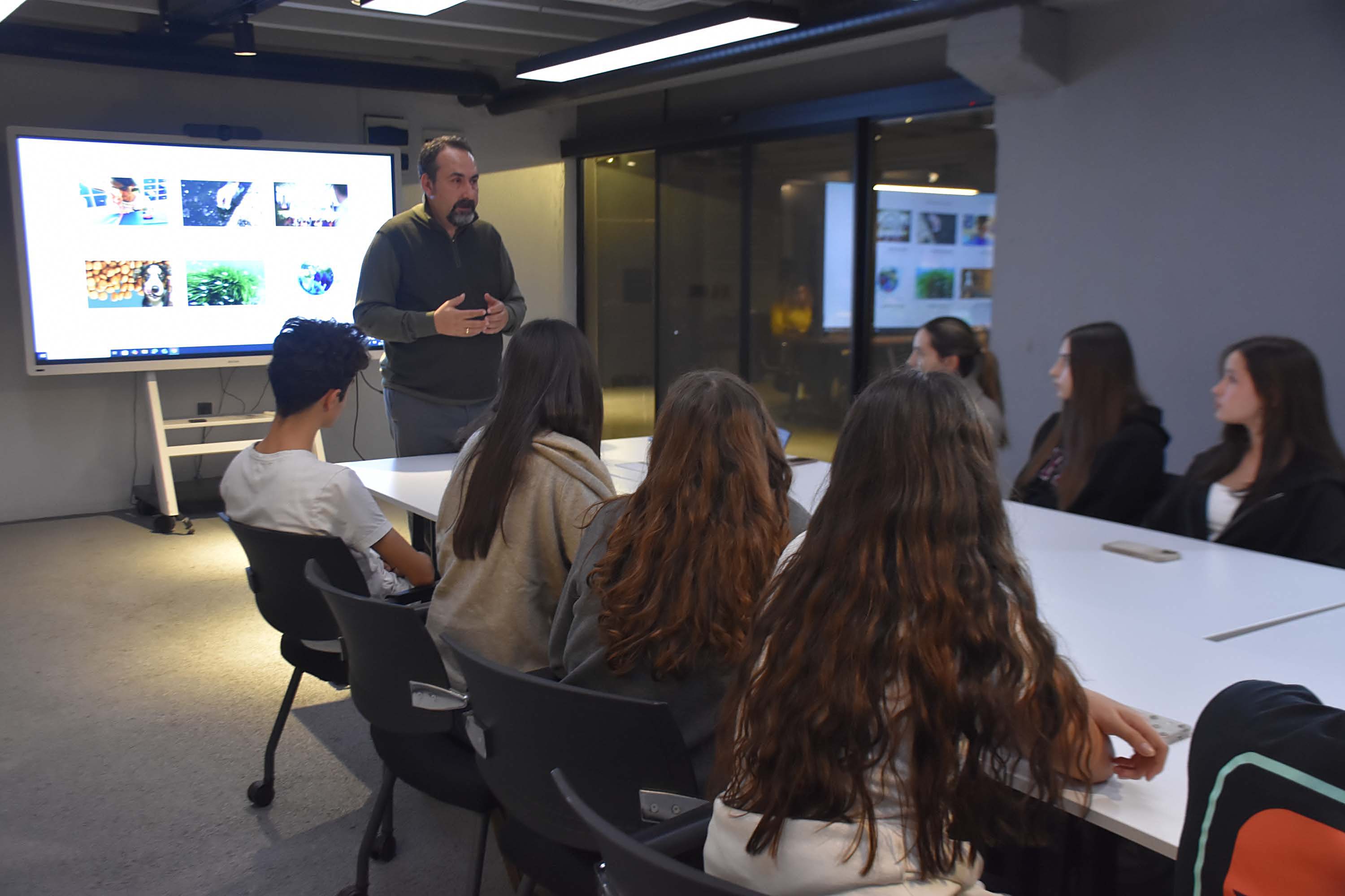 SÜGEP üyesi gençler proje üzerinde çalışıyor