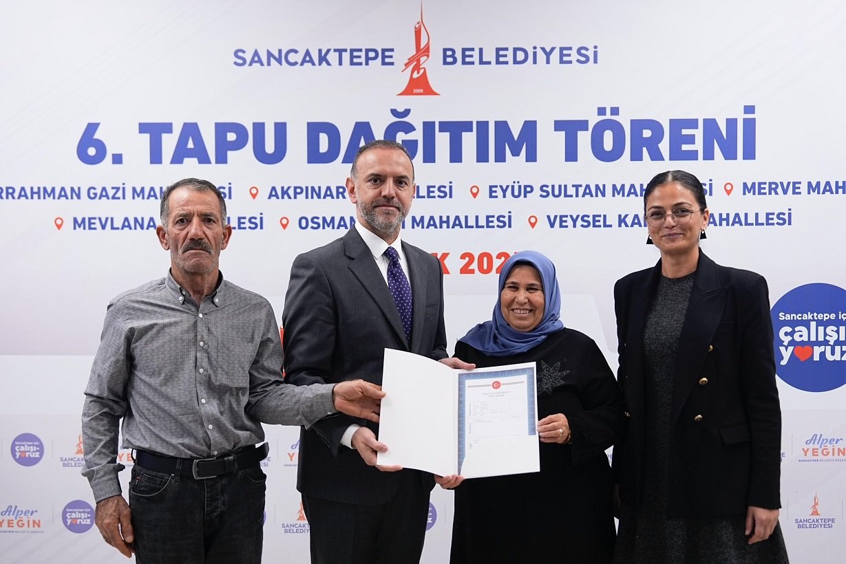 Sancaktepe Belediye Başkanı Alper Yeğin tapu dağıtım töreninde konuşma yapıyor