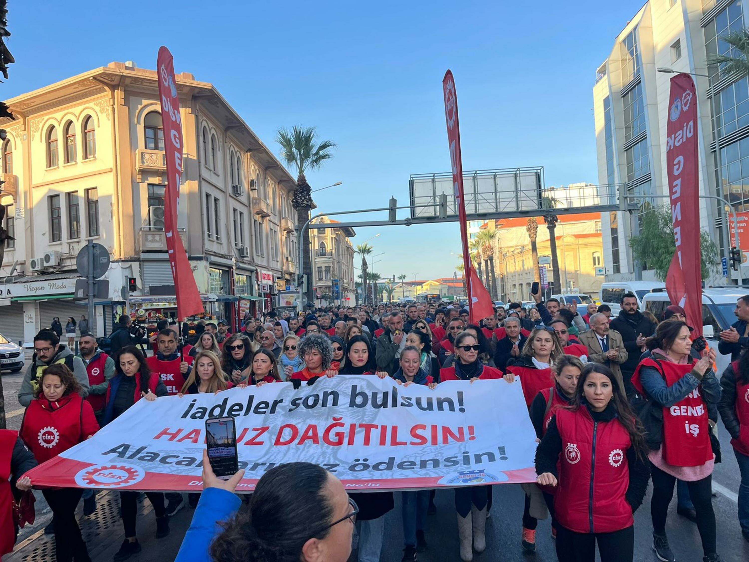 İzmir Büyükşehir Belediyesi işçileri eylemde