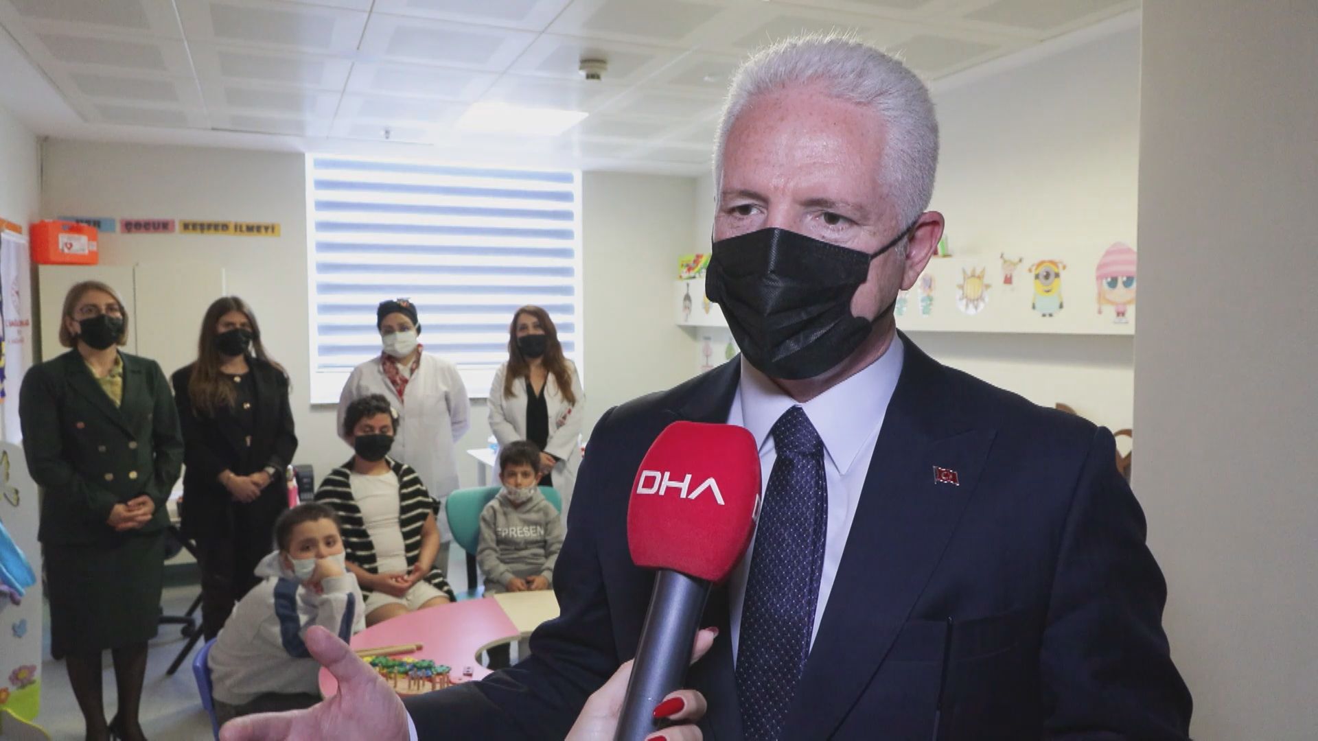 İstanbul Valisi Gül çocuklarla sohbet ediyor