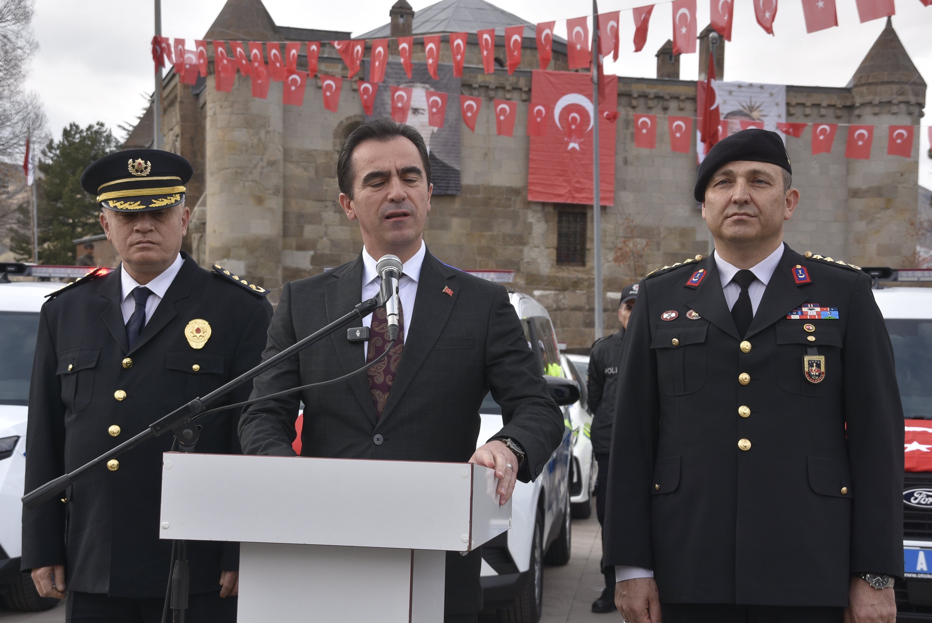 Bitlis araç teslim töreninde protokol üyeleri