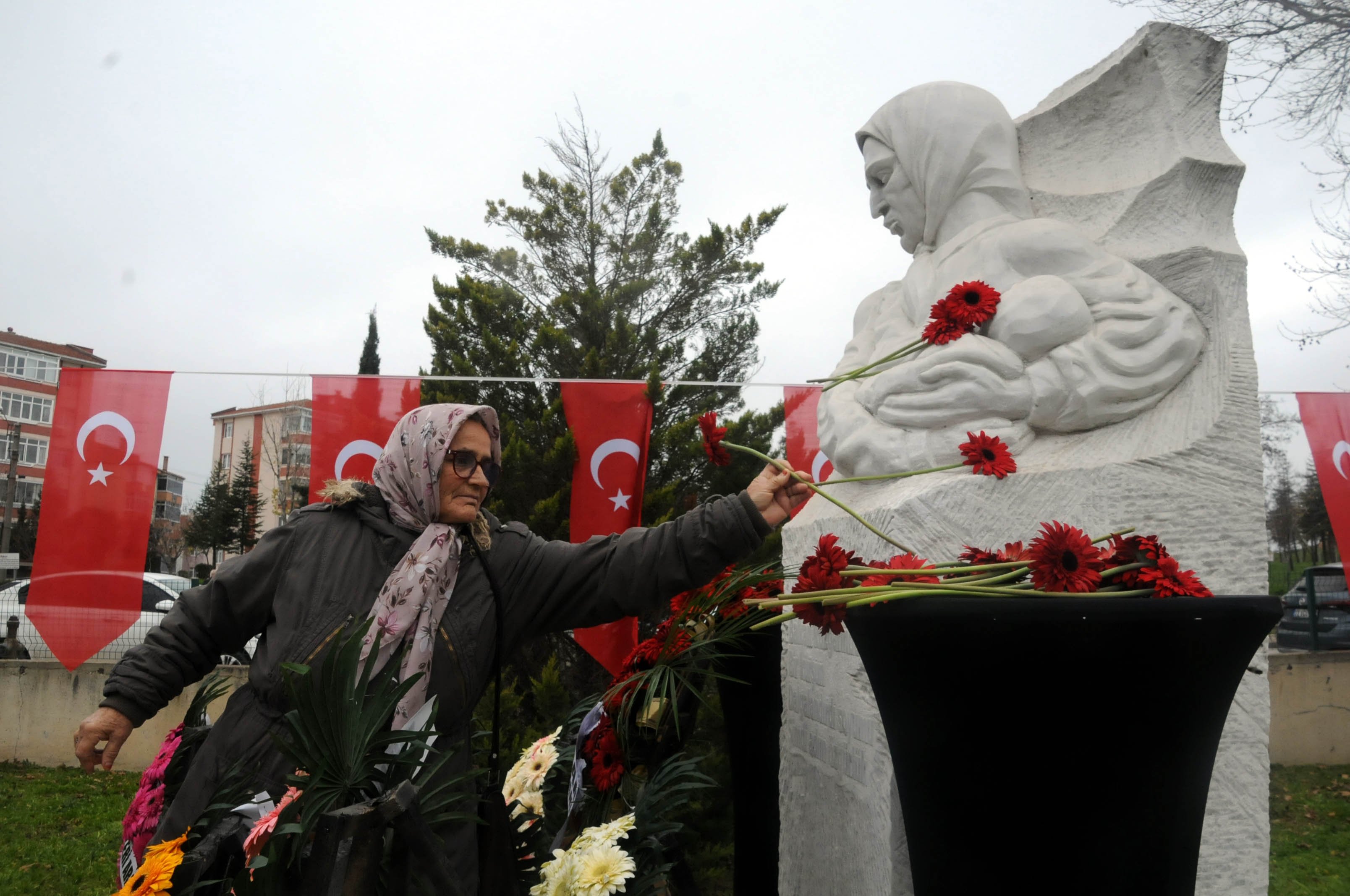 STK Temsilcileri Anıt Önünde