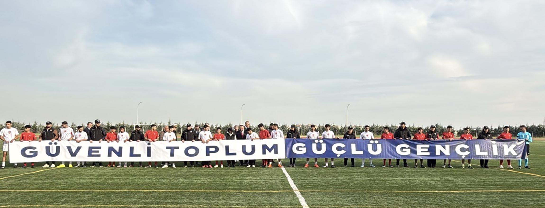 Tekirdağ Valisi Recep Soytürk gençlerle sohbet ediyor