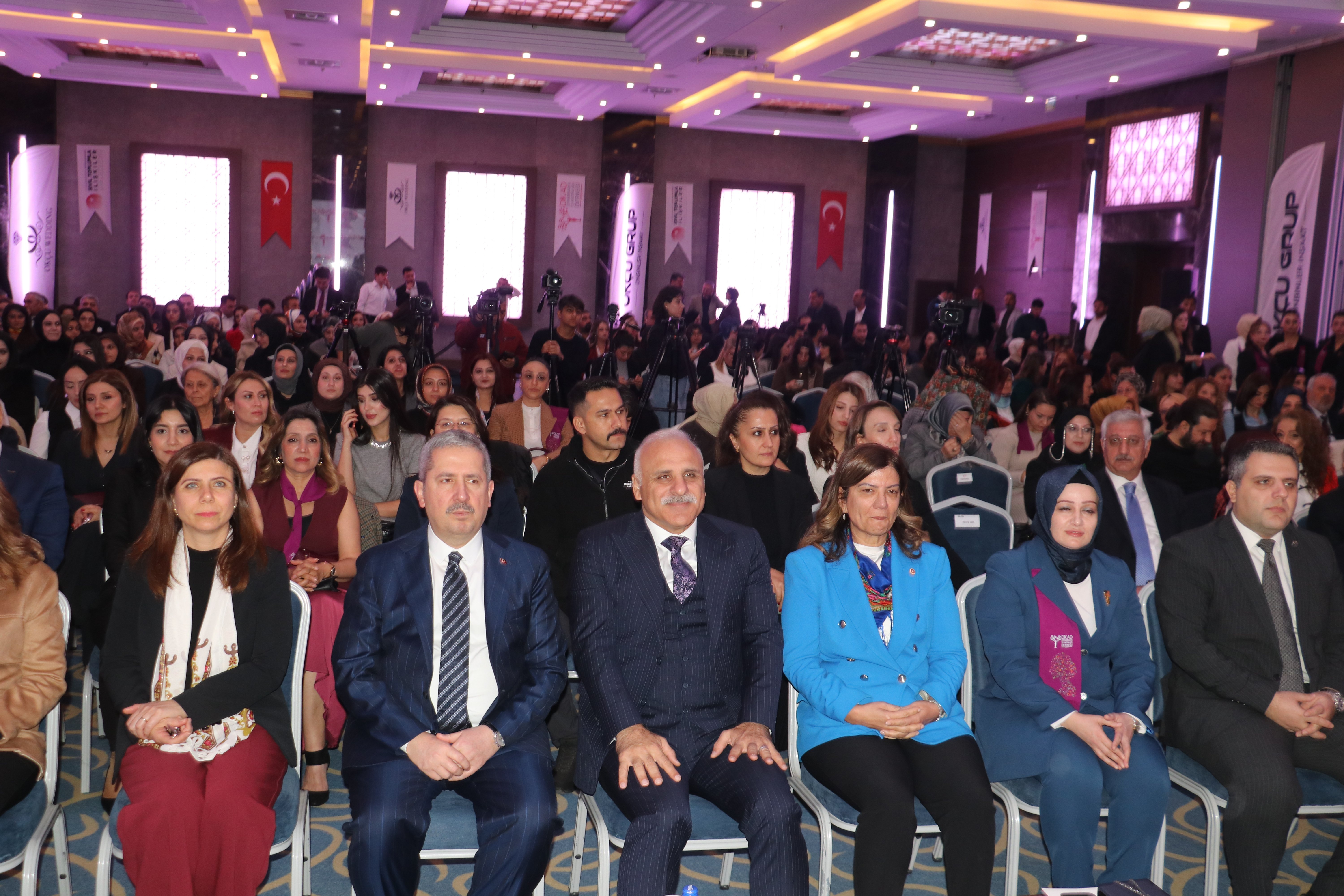 Müzeyyen Kaya konuşma yapıyor