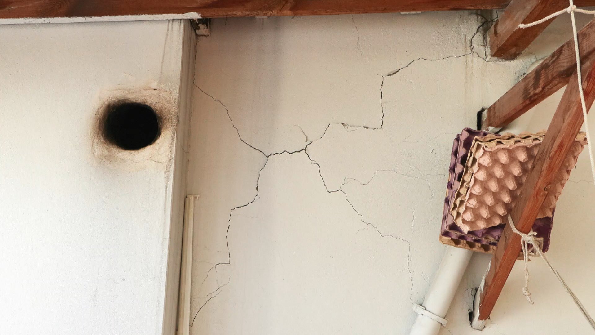 Sultangazi yıkım sonrası apartman içi hasar