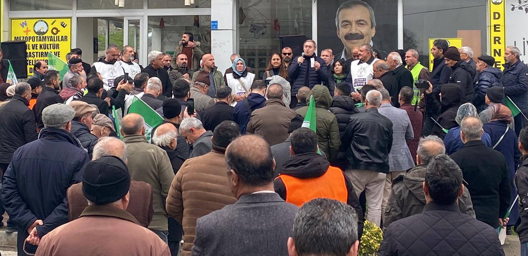 Tuncer Bakırhan konuşma yapıyor