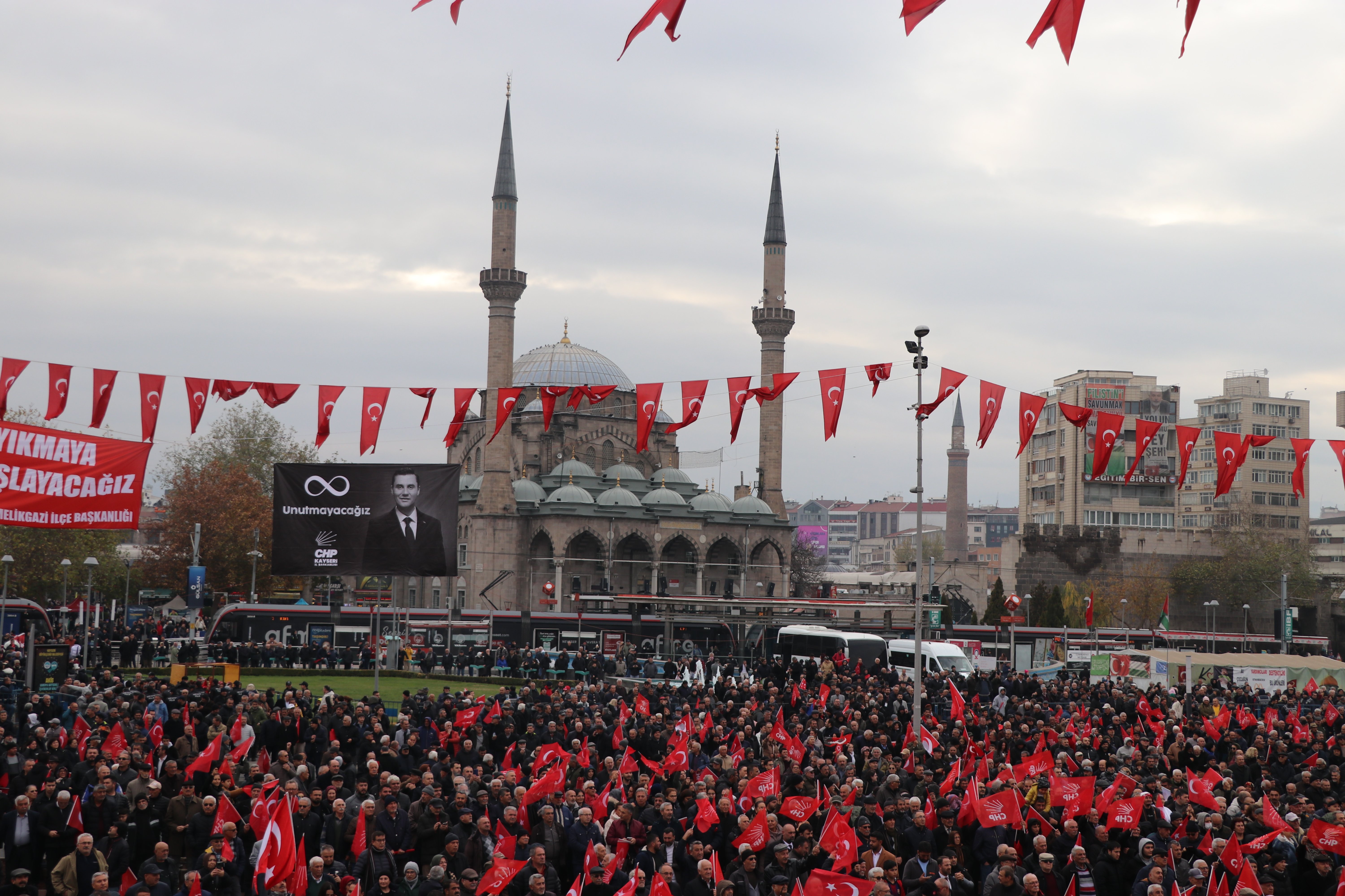 Kayseri Cumhuriyet Meydanı Kalabalık