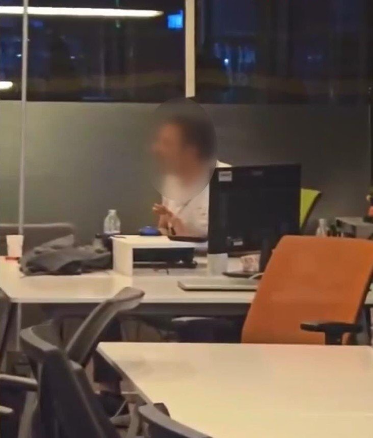 Kemal S. televizyon binasına giriş