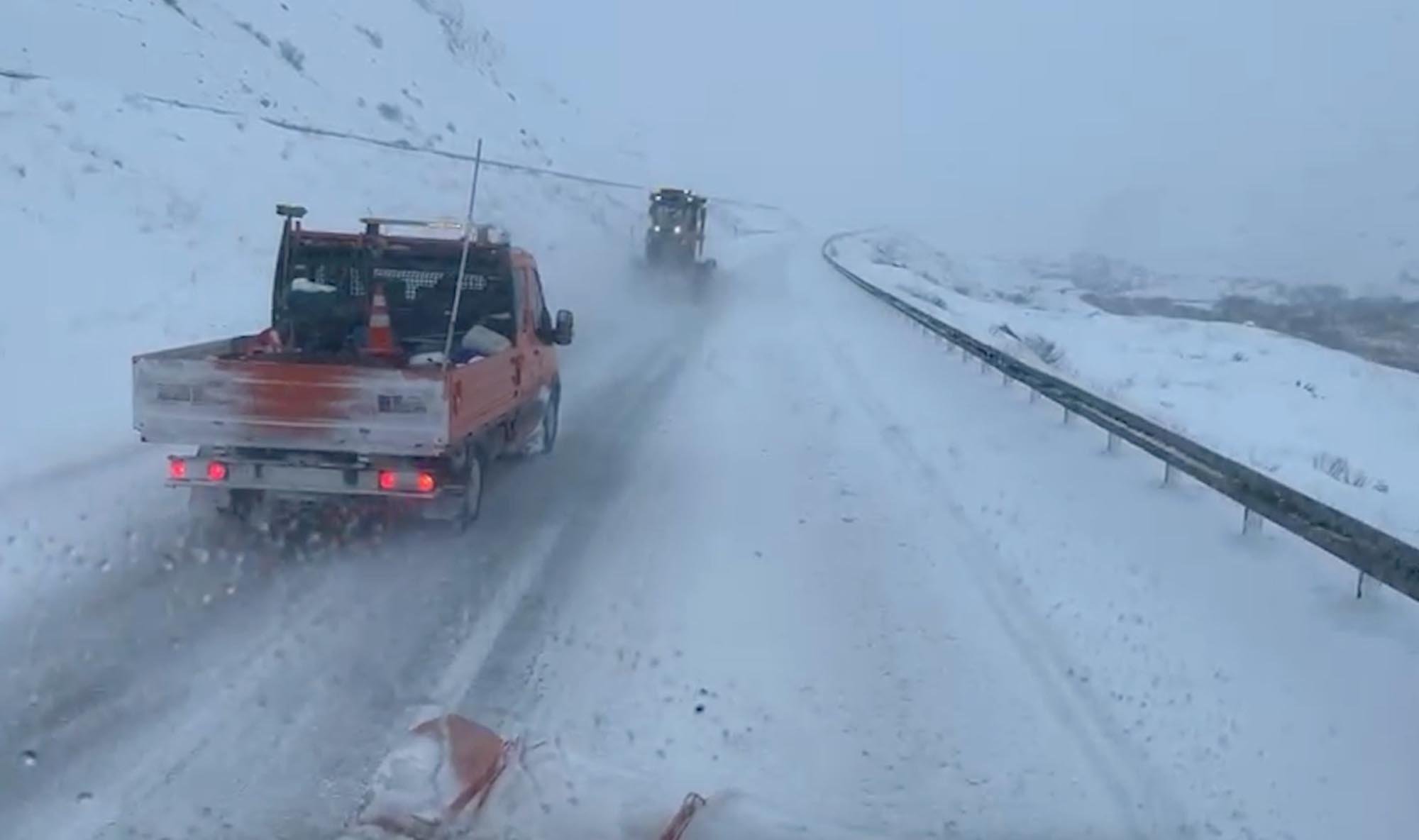 Karayolları ekipleri kar küreme çalışması