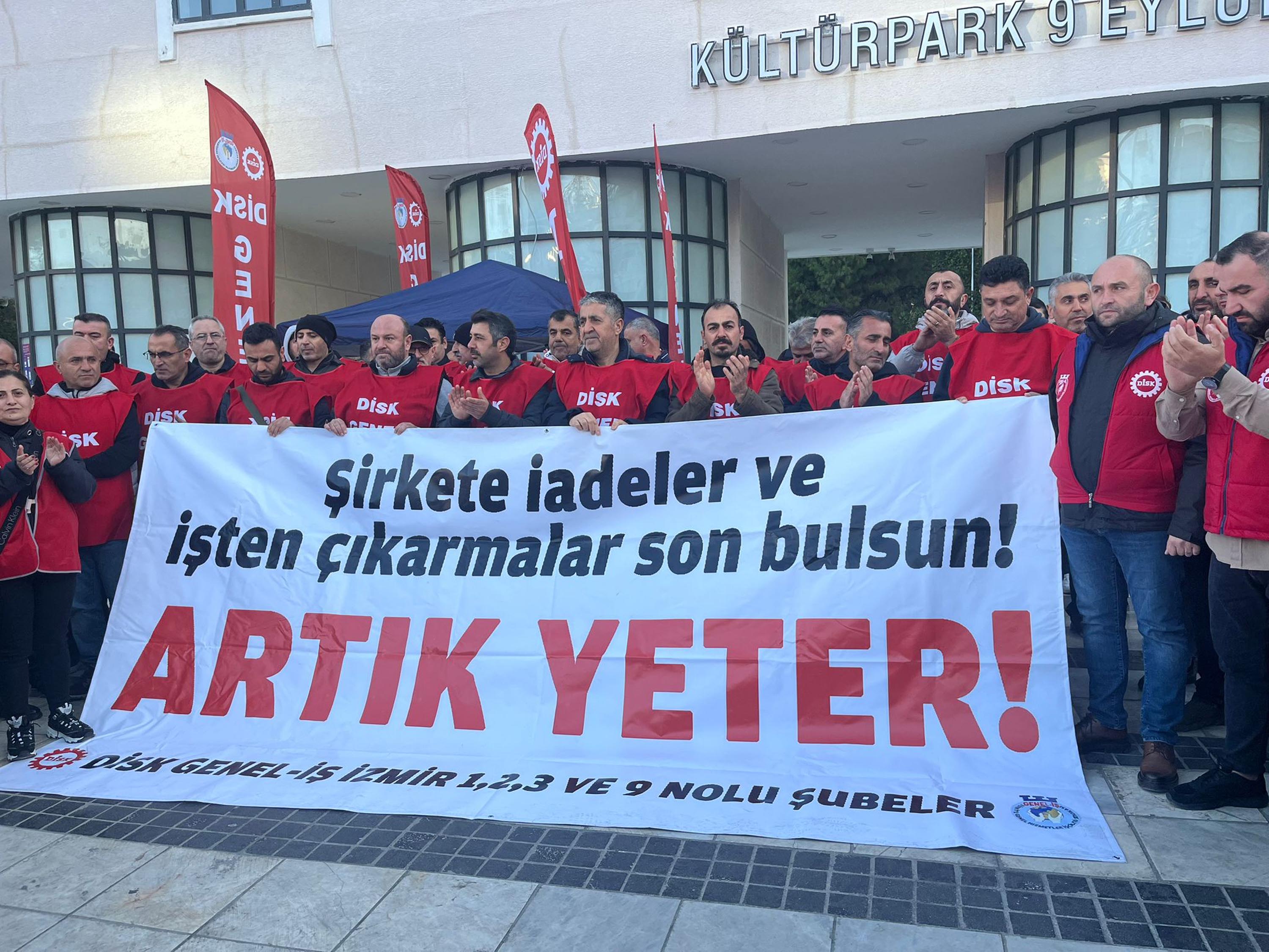 İzmir Büyükşehir Belediyesi işçileri eylemde slogan atıyor