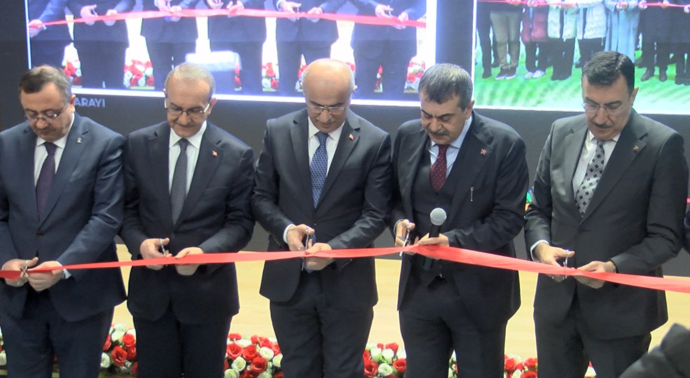 Milli Eğitim Bakanı Yusuf Tekin Konuşma Yapıyor