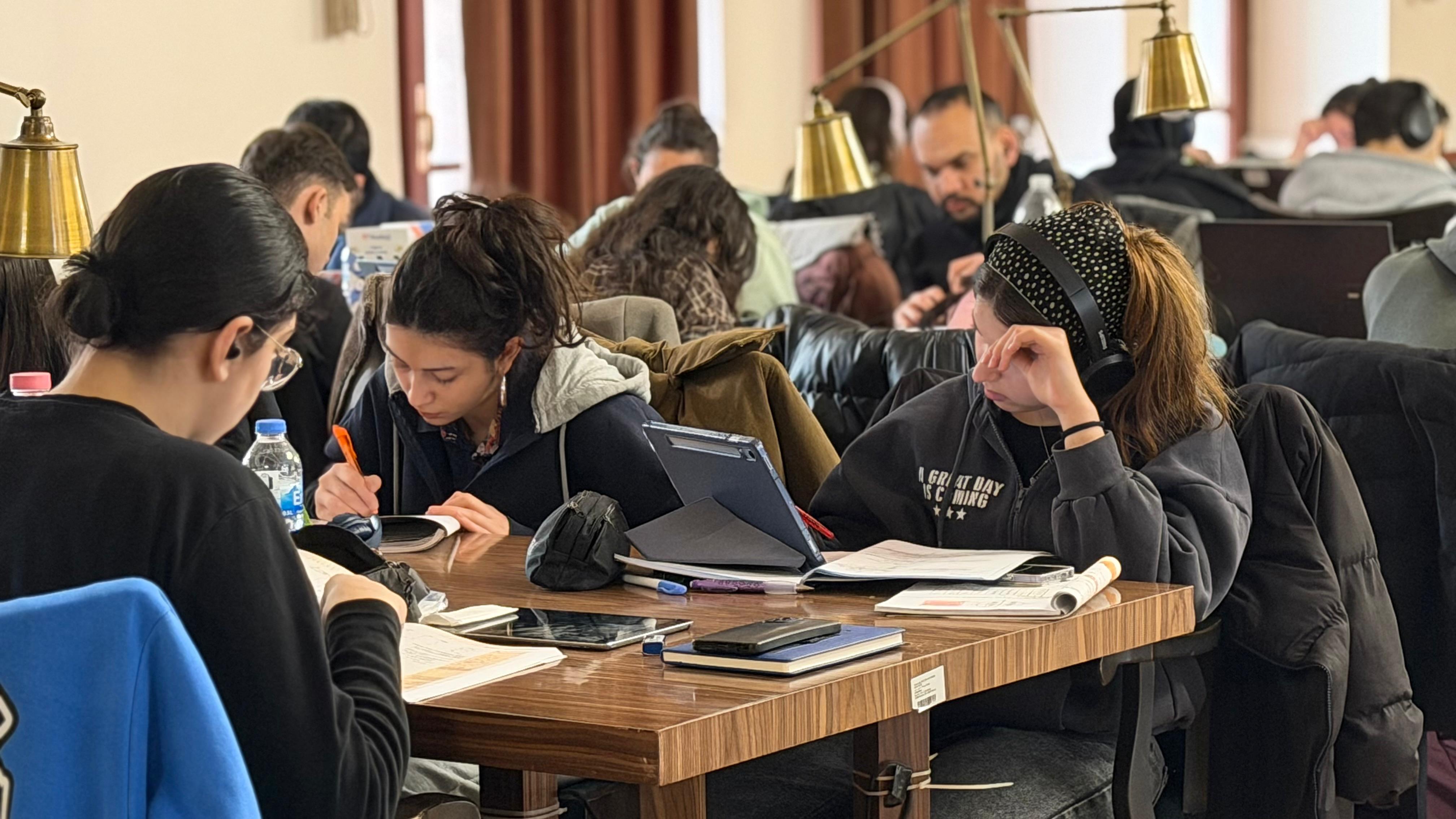 Kütüphanede Okuyan Gençler