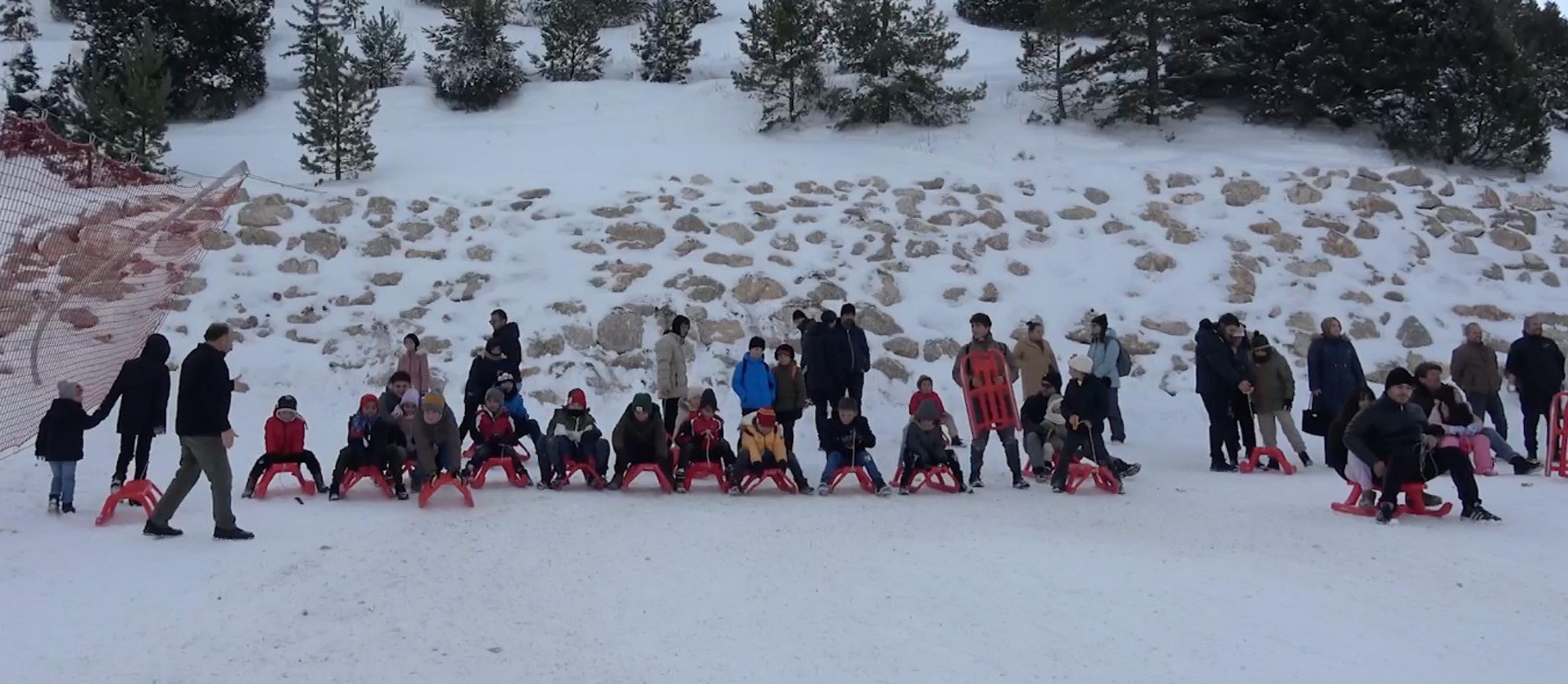 Çocuklar kızak keyfi yaşıyor