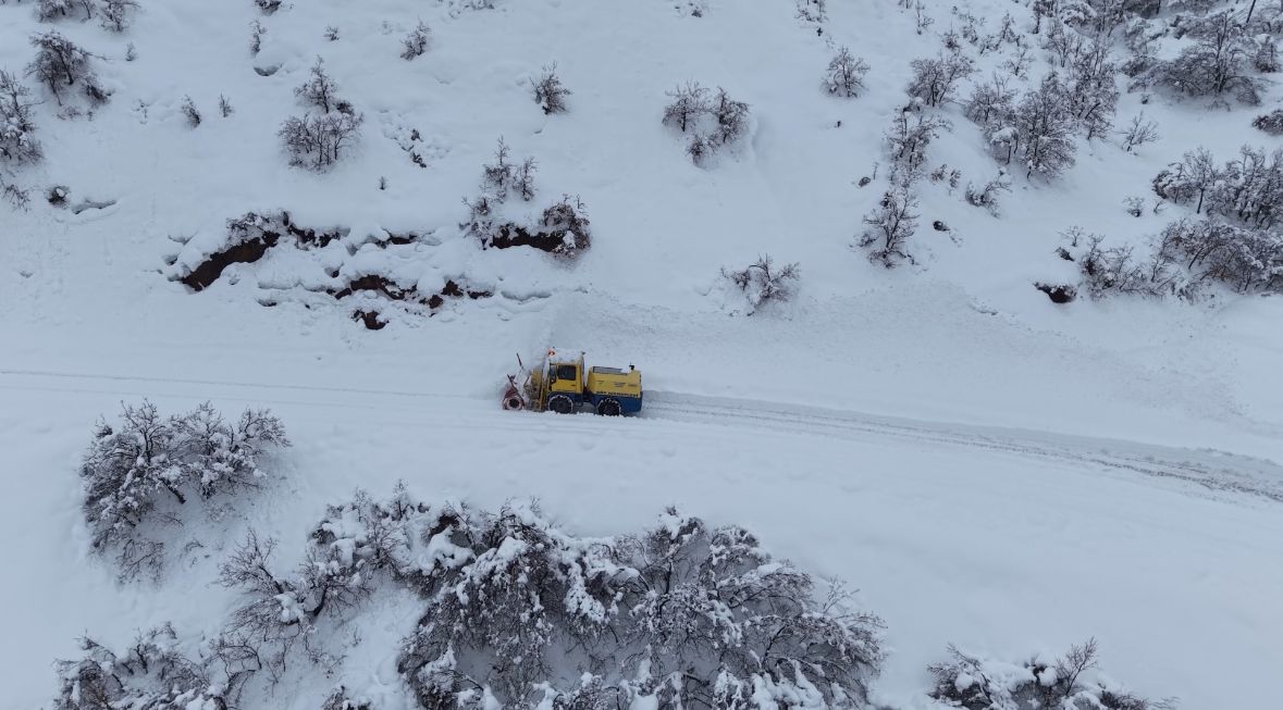 Tunceli kar altında köy yolu