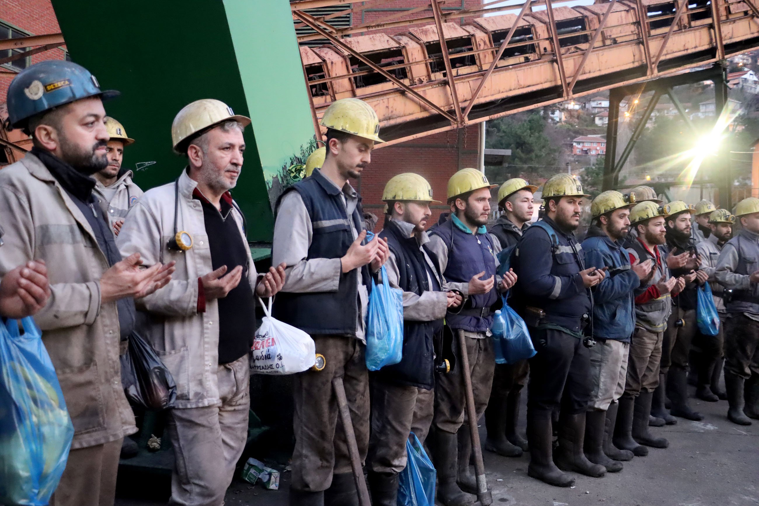 Madenci aileleri ve işçiler duygusal anma töreninde